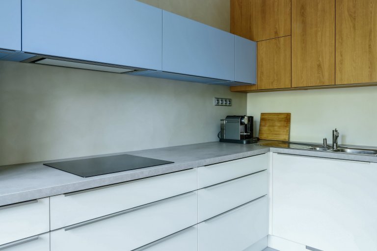 Rekonstrukci téhle kuchyně jsme vzali doslova od podlahy. Prostor celkově prokoukl i díky barvám a použitým materiálům. Opticky tomu nejvíce pomohla dominantní…