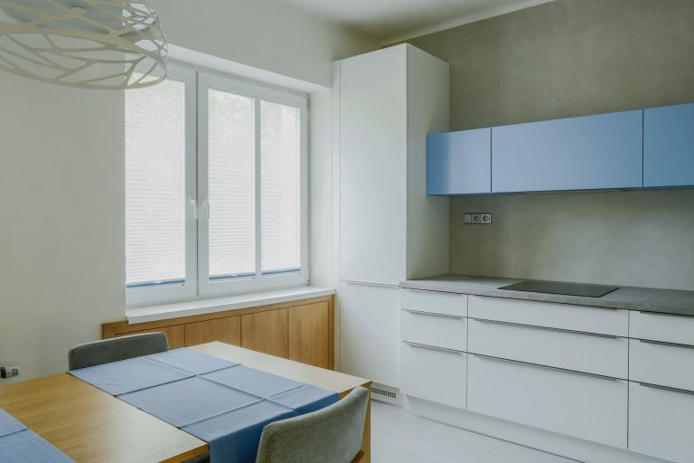 Rekonstrukci téhle kuchyně jsme vzali doslova od podlahy. Prostor celkově prokoukl i díky barvám a použitým materiálům. Opticky tomu nejvíce pomohla dominantní…