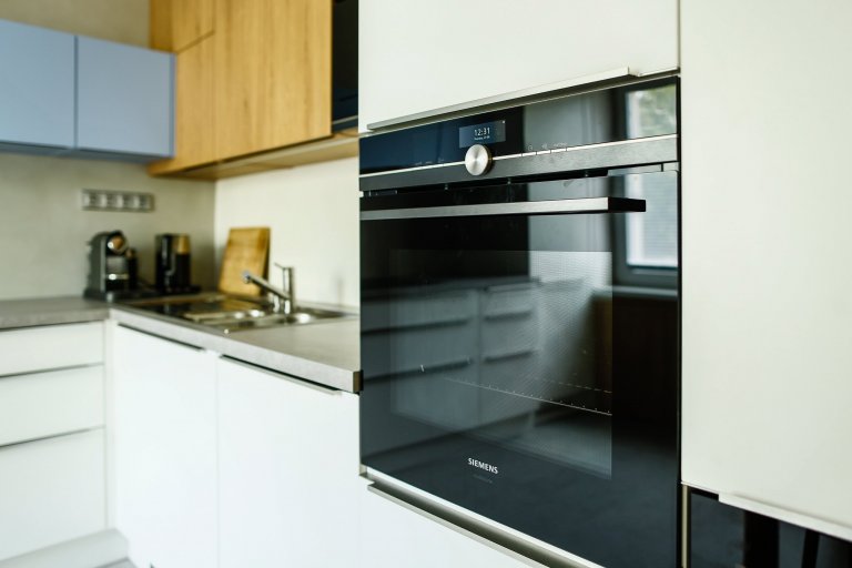 Rekonstrukci téhle kuchyně jsme vzali doslova od podlahy. Prostor celkově prokoukl i díky barvám a použitým materiálům. Opticky tomu nejvíce pomohla dominantní…