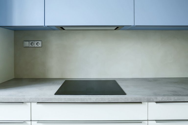 Rekonstrukci téhle kuchyně jsme vzali doslova od podlahy. Prostor celkově prokoukl i díky barvám a použitým materiálům. Opticky tomu nejvíce pomohla dominantní…