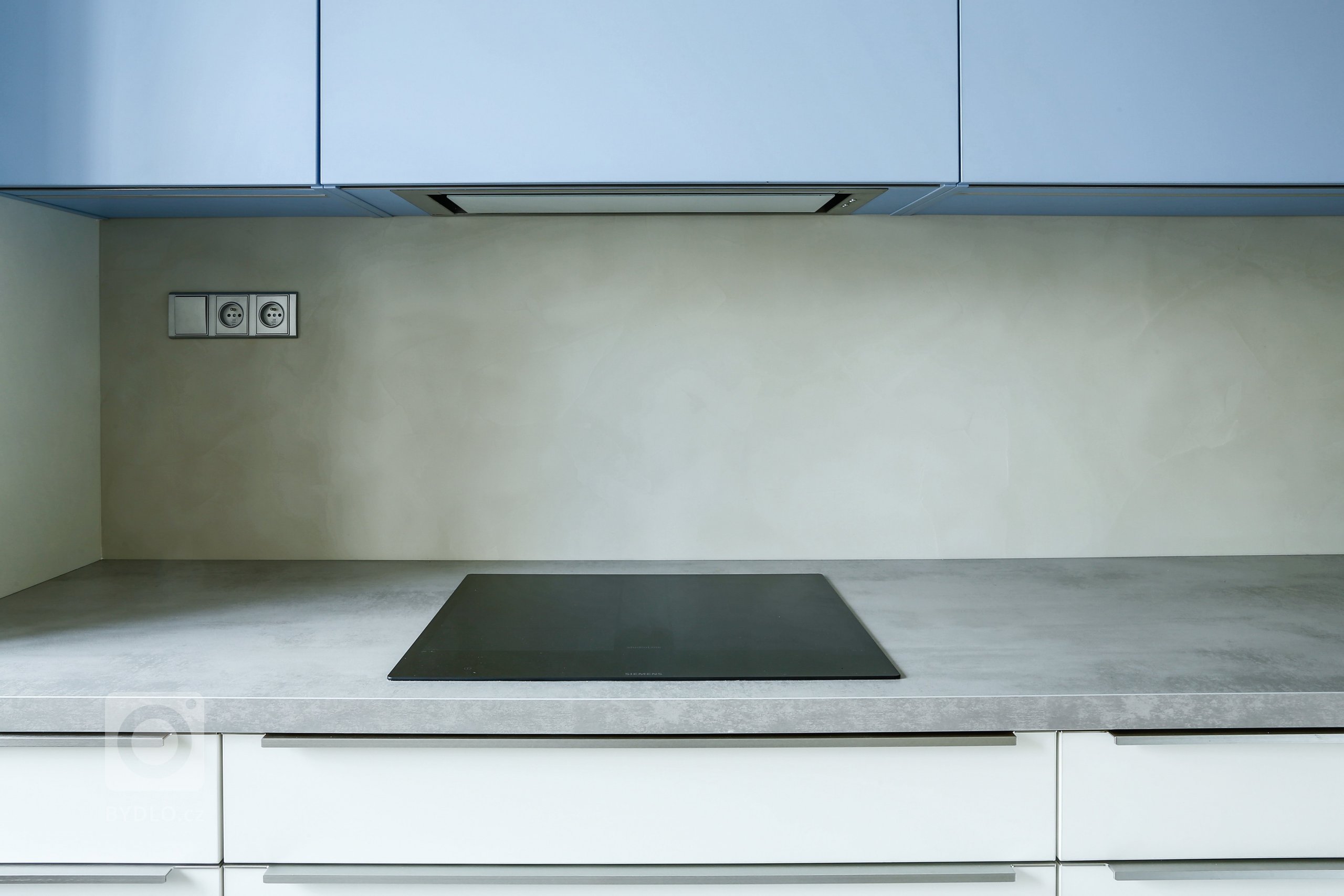 Rekonstrukci téhle kuchyně jsme vzali doslova od podlahy. Prostor celkově prokoukl i díky barvám a použitým materiálům. Opticky tomu nejvíce pomohla dominantní…