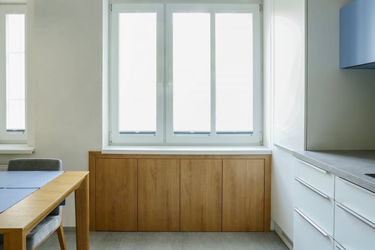 Rekonstrukci téhle kuchyně jsme vzali doslova od podlahy. Prostor celkově prokoukl i díky barvám a použitým materiálům. Opticky tomu nejvíce pomohla dominantní…