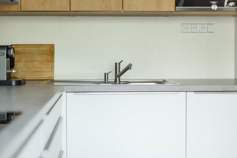 Rekonstrukci téhle kuchyně jsme vzali doslova od podlahy. Prostor celkově prokoukl i díky barvám a použitým materiálům. Opticky tomu nejvíce pomohla dominantní…