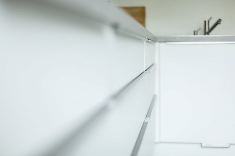 Rekonstrukci téhle kuchyně jsme vzali doslova od podlahy. Prostor celkově prokoukl i díky barvám a použitým materiálům. Opticky tomu nejvíce pomohla dominantní…