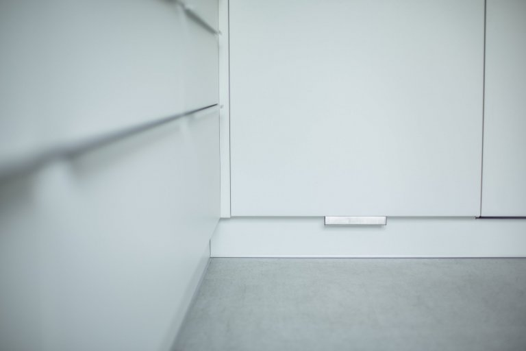 Rekonstrukci téhle kuchyně jsme vzali doslova od podlahy. Prostor celkově prokoukl i díky barvám a použitým materiálům. Opticky tomu nejvíce pomohla dominantní…