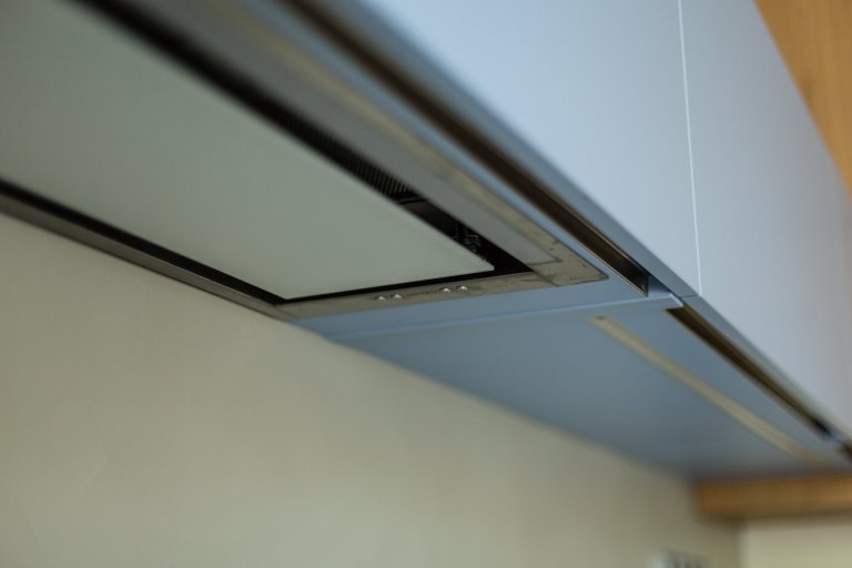 Rekonstrukci téhle kuchyně jsme vzali doslova od podlahy. Prostor celkově prokoukl i díky barvám a použitým materiálům. Opticky tomu nejvíce pomohla dominantní…