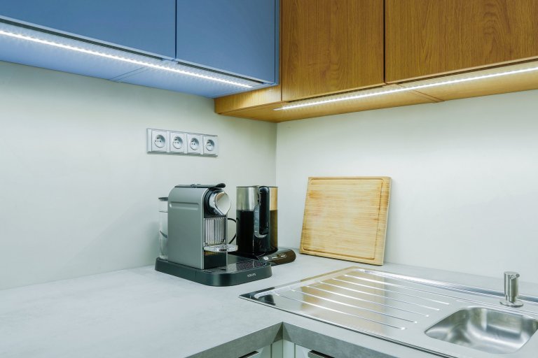 Rekonstrukci téhle kuchyně jsme vzali doslova od podlahy. Prostor celkově prokoukl i díky barvám a použitým materiálům. Opticky tomu nejvíce pomohla dominantní…