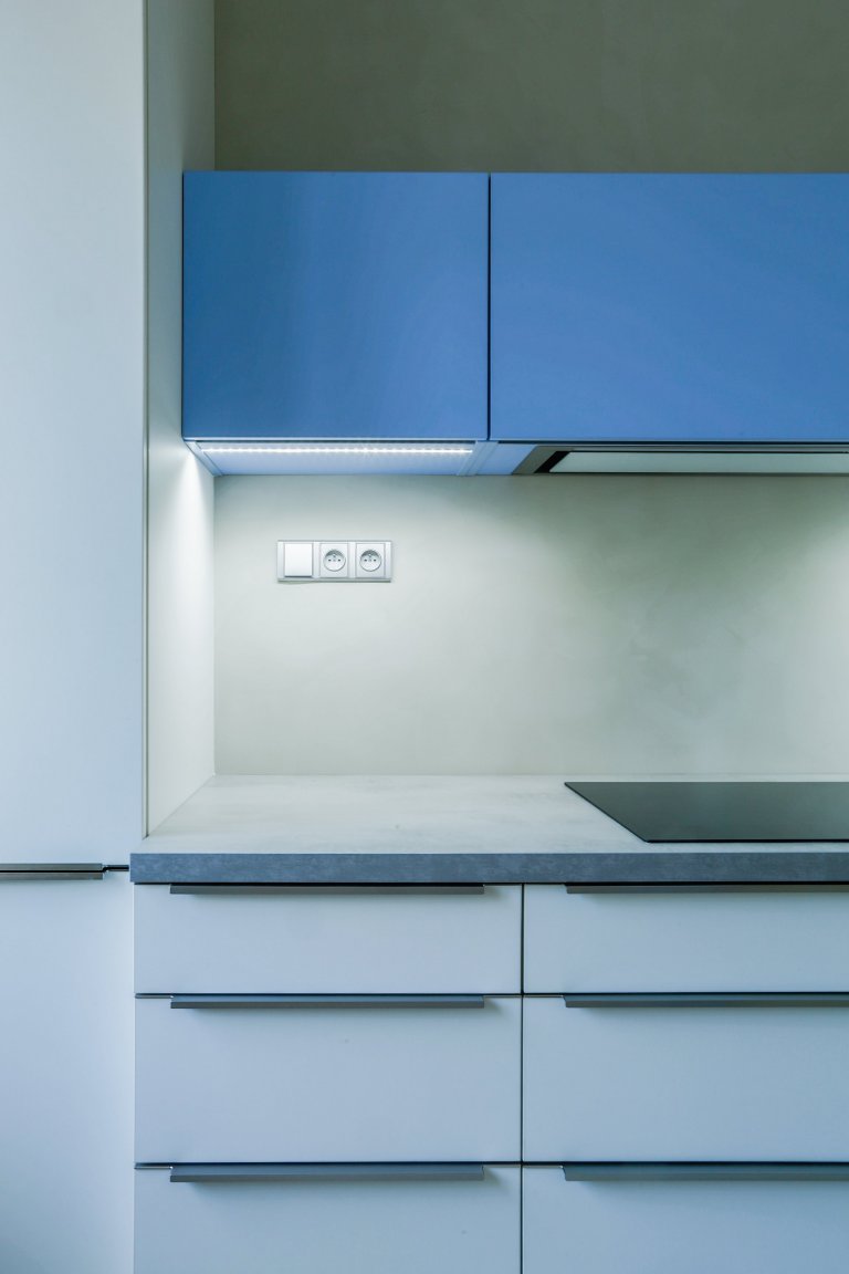 Rekonstrukci téhle kuchyně jsme vzali doslova od podlahy. Prostor celkově prokoukl i díky barvám a použitým materiálům. Opticky tomu nejvíce pomohla dominantní…