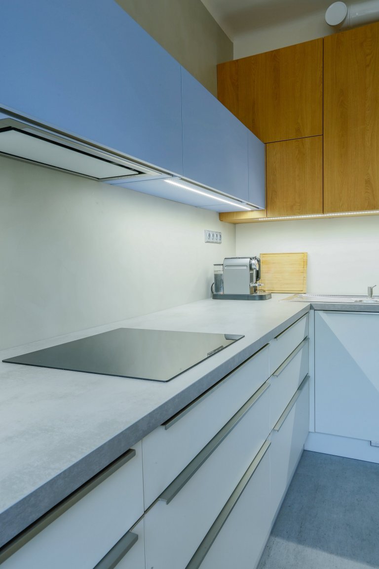 Rekonstrukci téhle kuchyně jsme vzali doslova od podlahy. Prostor celkově prokoukl i díky barvám a použitým materiálům. Opticky tomu nejvíce pomohla dominantní…