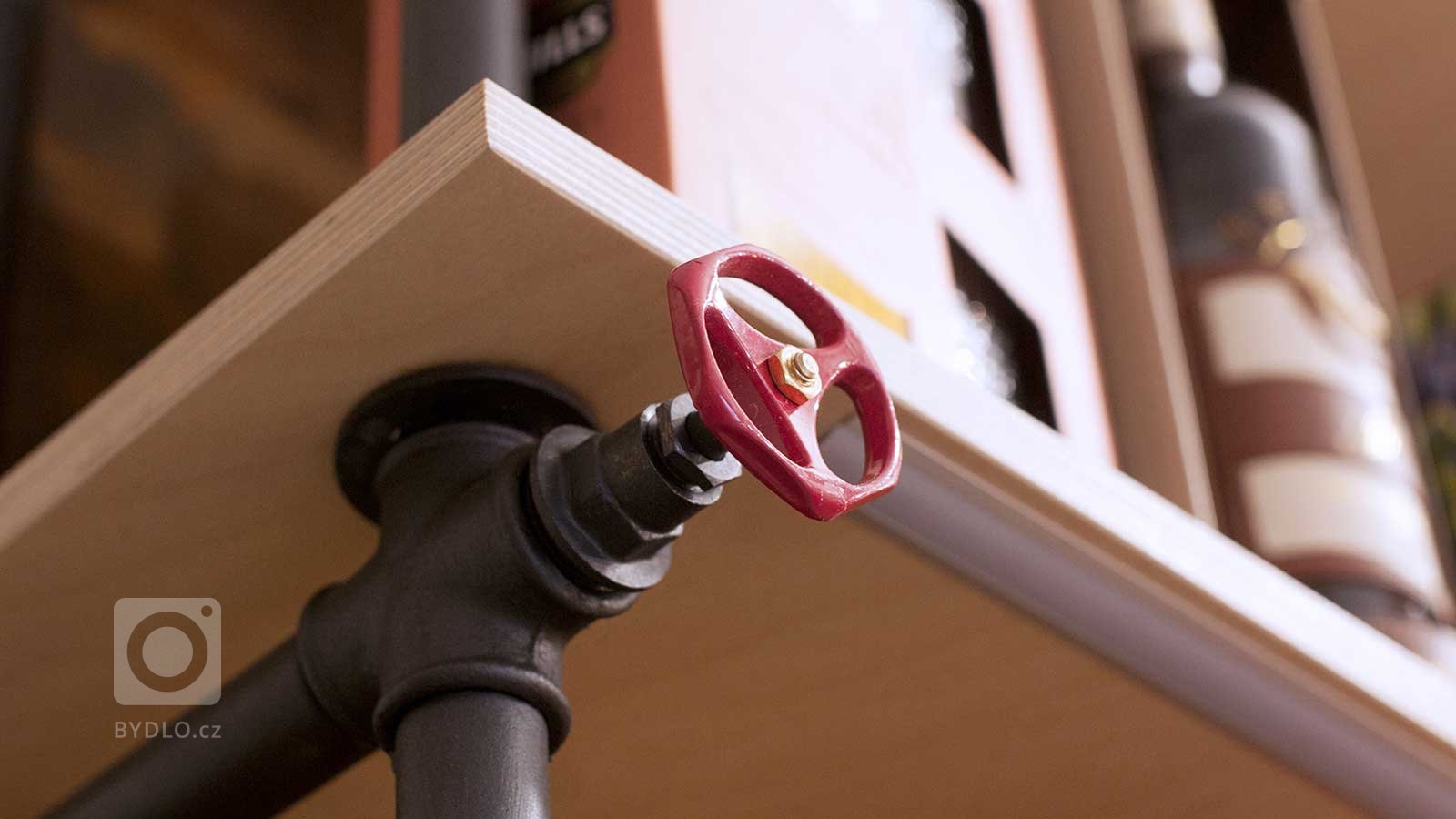 Byly nám svěřeny staré komerční prostory, kde jsme dostali za úkol navrhnout sídlo společnosti, prodejnu s výdejnou a degustační místnost. Od samého začátku…