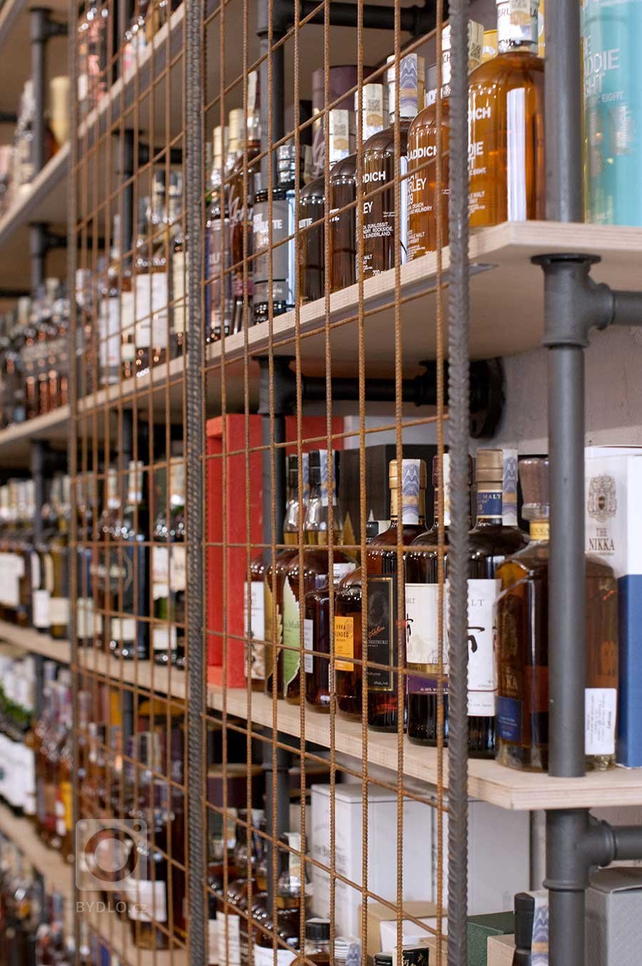 Byly nám svěřeny staré komerční prostory, kde jsme dostali za úkol navrhnout sídlo společnosti, prodejnu s výdejnou a degustační místnost. Od samého začátku…