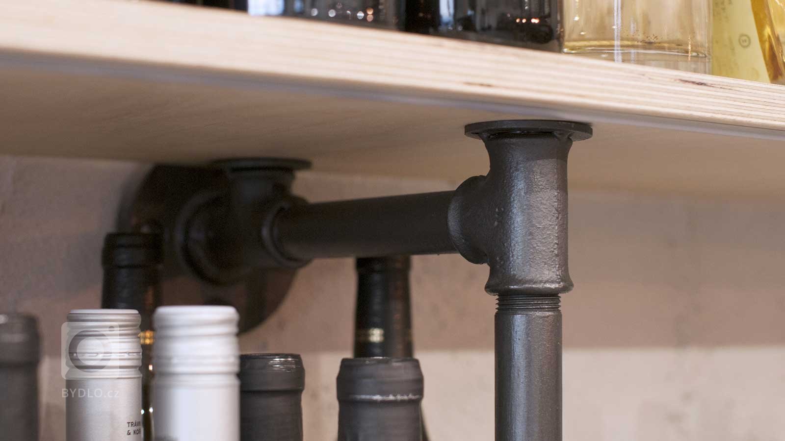 Byly nám svěřeny staré komerční prostory, kde jsme dostali za úkol navrhnout sídlo společnosti, prodejnu s výdejnou a degustační místnost. Od samého začátku…