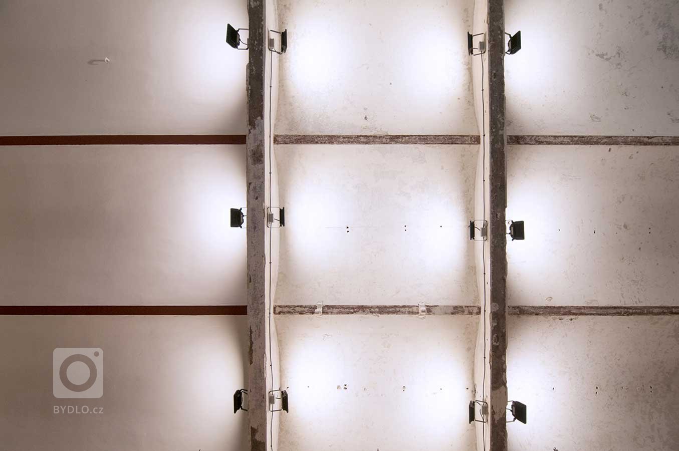 Byly nám svěřeny staré komerční prostory, kde jsme dostali za úkol navrhnout sídlo společnosti, prodejnu s výdejnou a degustační místnost. Od samého začátku…