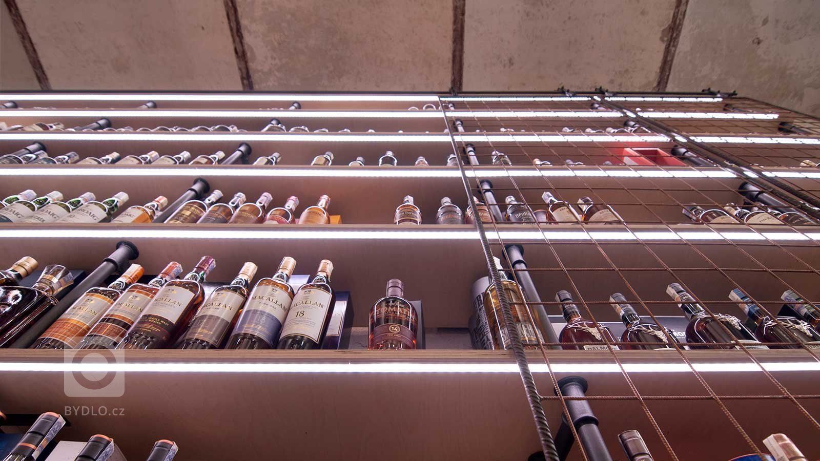 Byly nám svěřeny staré komerční prostory, kde jsme dostali za úkol navrhnout sídlo společnosti, prodejnu s výdejnou a degustační místnost. Od samého začátku…