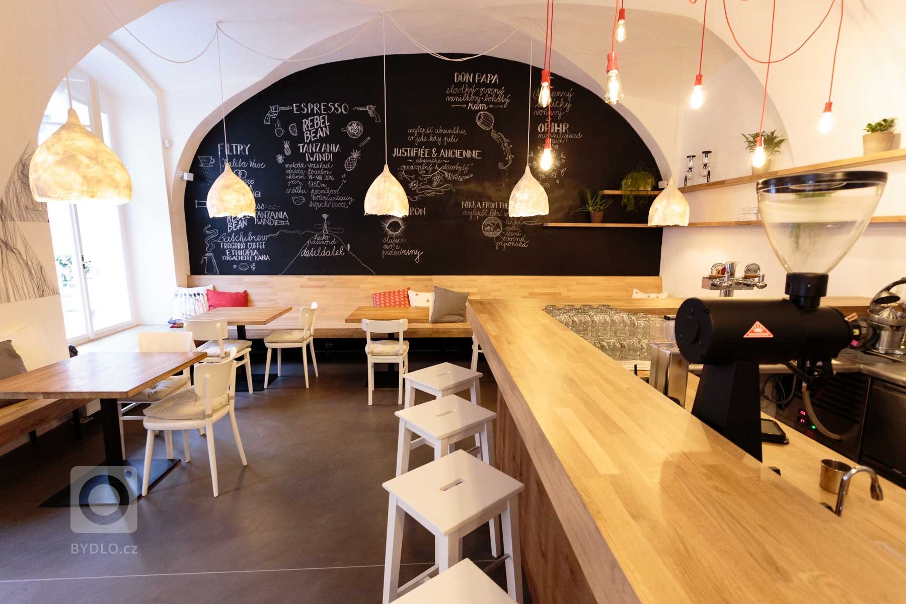 Milují kávu a byli stěžejními pilíři celého procesu navrhování - Zuzana a Jan - majitelé kavárny Datel umístěné v budově&nbsp;národní kulturní památky v…