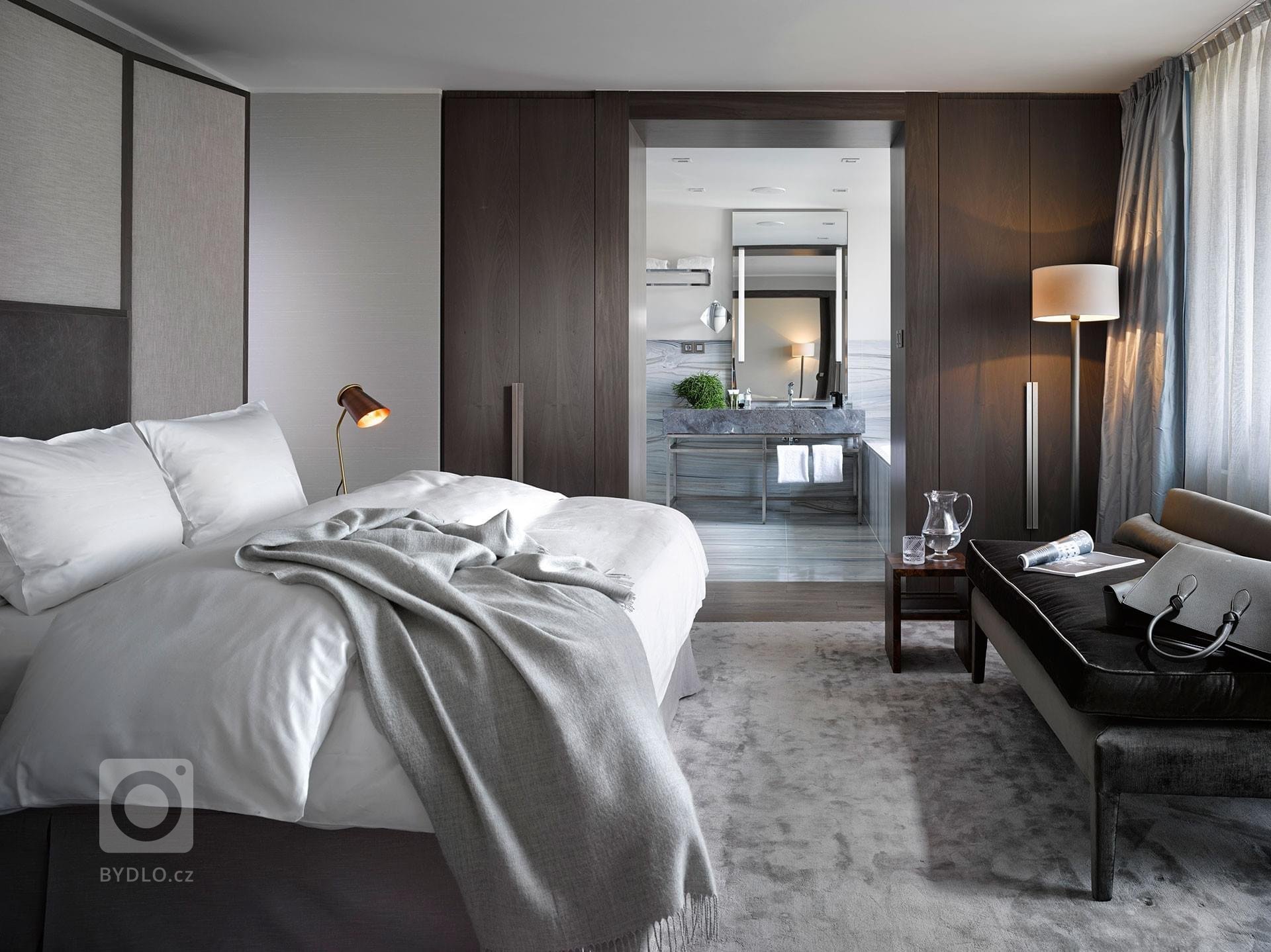 Koncept pokojů v hotelu The Emblem Hotel v Praze spočívá v jejich stylizaci jako ložnice &ndash; jsou menší, ale vkusně vybaveny postelemi značky Materasso,

…