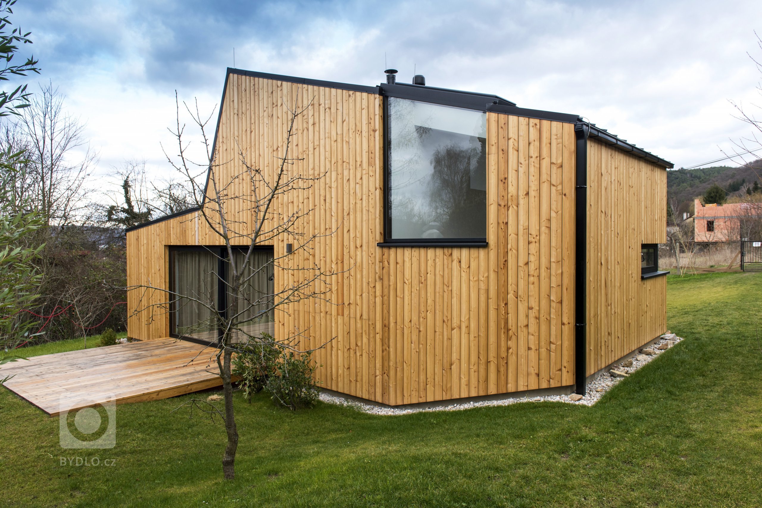 Nízkoenergetická dřevostavba ve tvaru písmene L je umístěna tak, aby měla co největší přísun slunečního světla. Dům se skládá ze dvou objektů s rozdílnými…