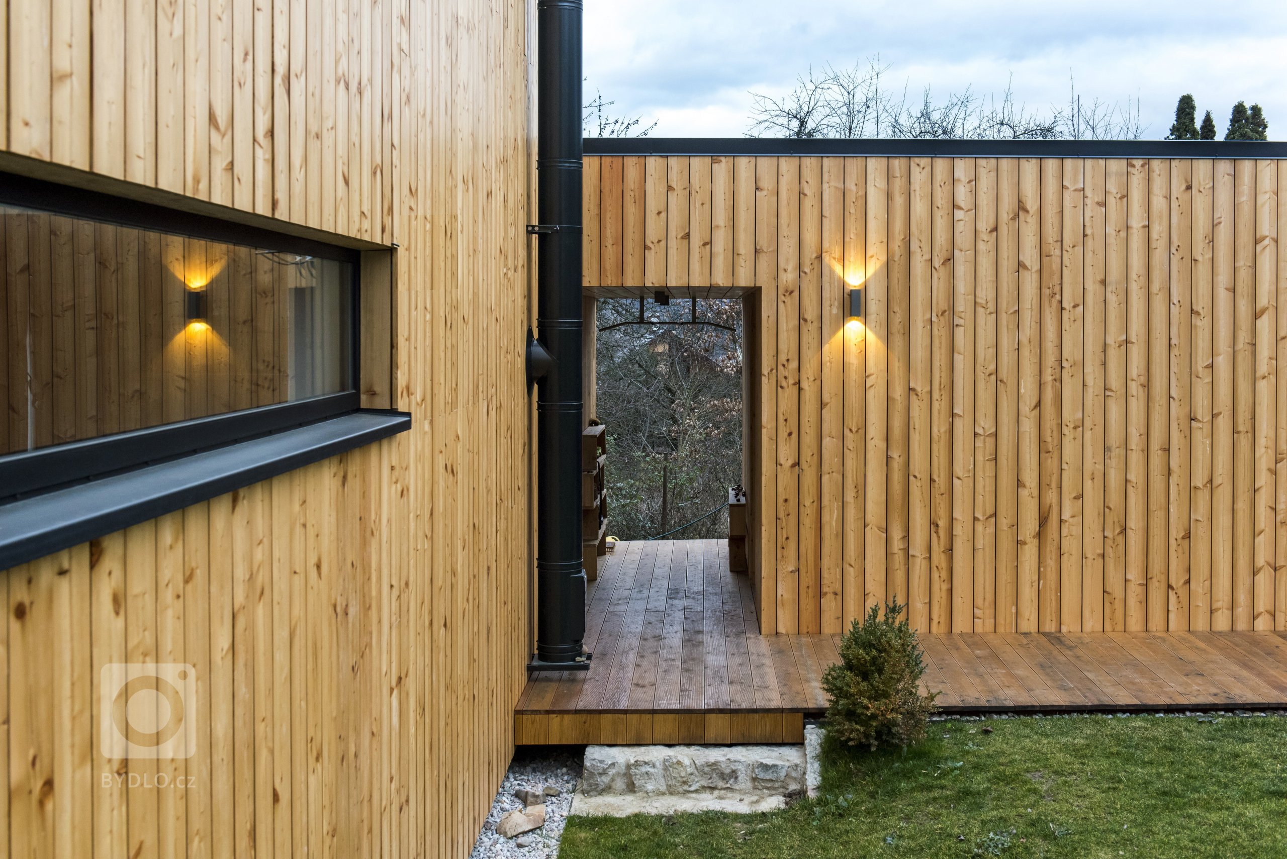 Nízkoenergetická dřevostavba ve tvaru písmene L je umístěna tak, aby měla co největší přísun slunečního světla. Dům se skládá ze dvou objektů s rozdílnými…