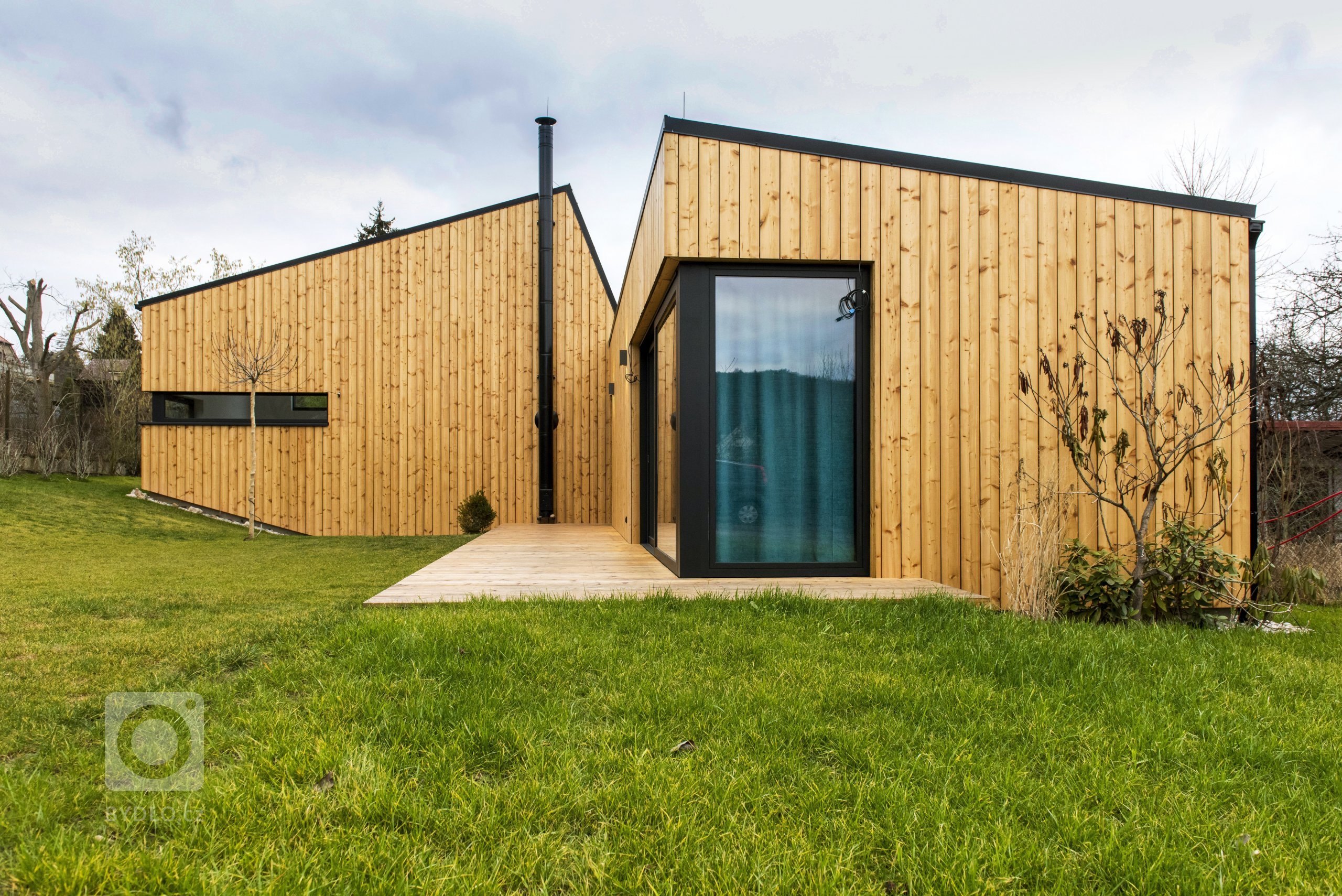 Nízkoenergetická dřevostavba ve tvaru písmene L je umístěna tak, aby měla co největší přísun slunečního světla. Dům se skládá ze dvou objektů s rozdílnými…