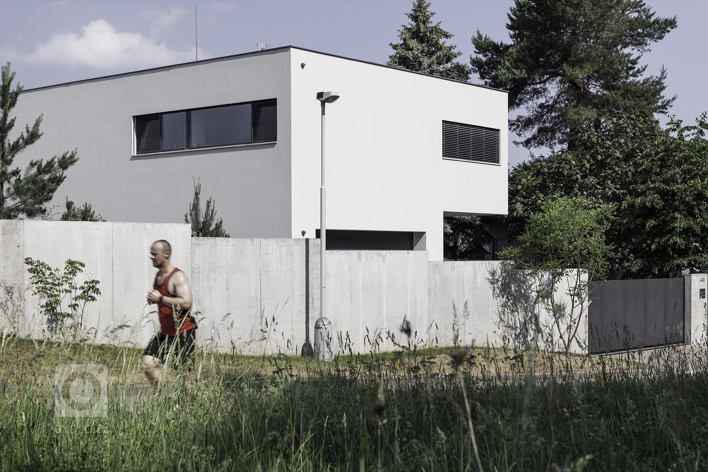 Rodinná vila v Petrovicích, se nachází v&nbsp;blízkosti vodní nádrže Hostivař, je zasazena do relativně malého rovinatého pozemku vilové čtvrti.

Velikost…