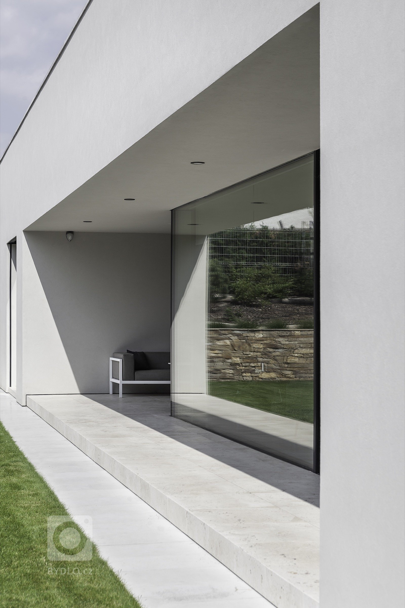 Rodinná vila v Petrovicích, se nachází v&nbsp;blízkosti vodní nádrže Hostivař, je zasazena do relativně malého rovinatého pozemku vilové čtvrti.

Velikost…