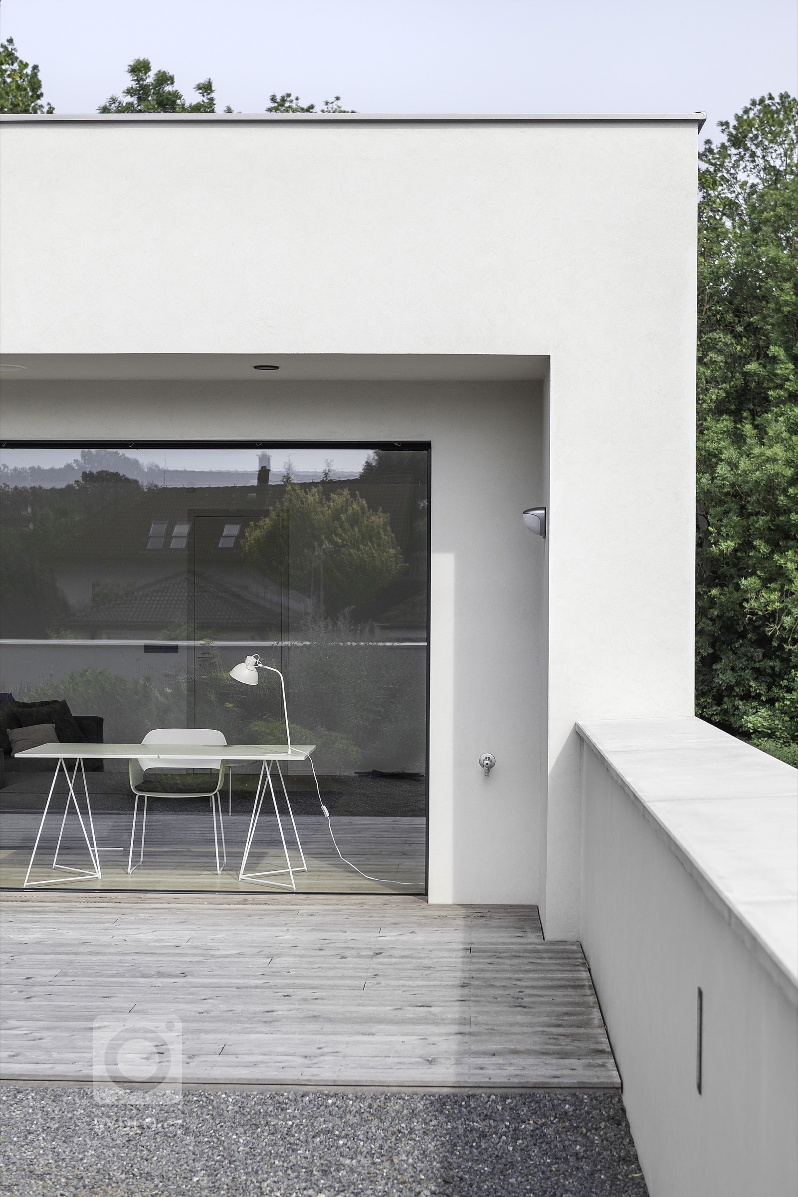 Rodinná vila v Petrovicích, se nachází v&nbsp;blízkosti vodní nádrže Hostivař, je zasazena do relativně malého rovinatého pozemku vilové čtvrti.

Velikost…