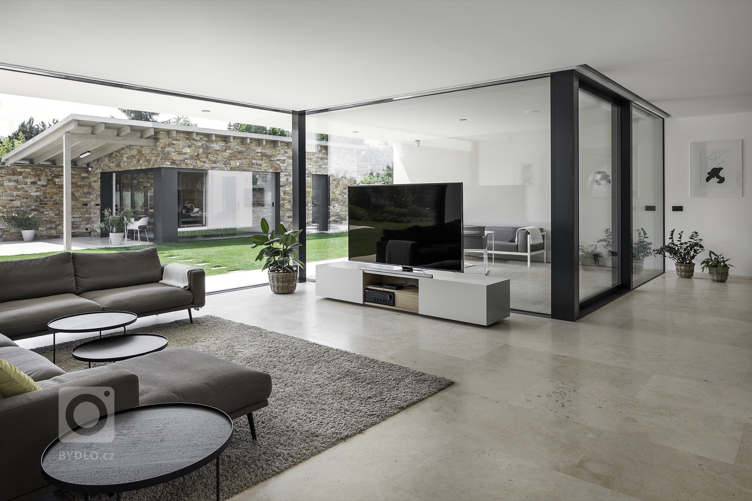 Rodinná vila v Petrovicích, se nachází v&nbsp;blízkosti vodní nádrže Hostivař, je zasazena do relativně malého rovinatého pozemku vilové čtvrti.

Velikost…