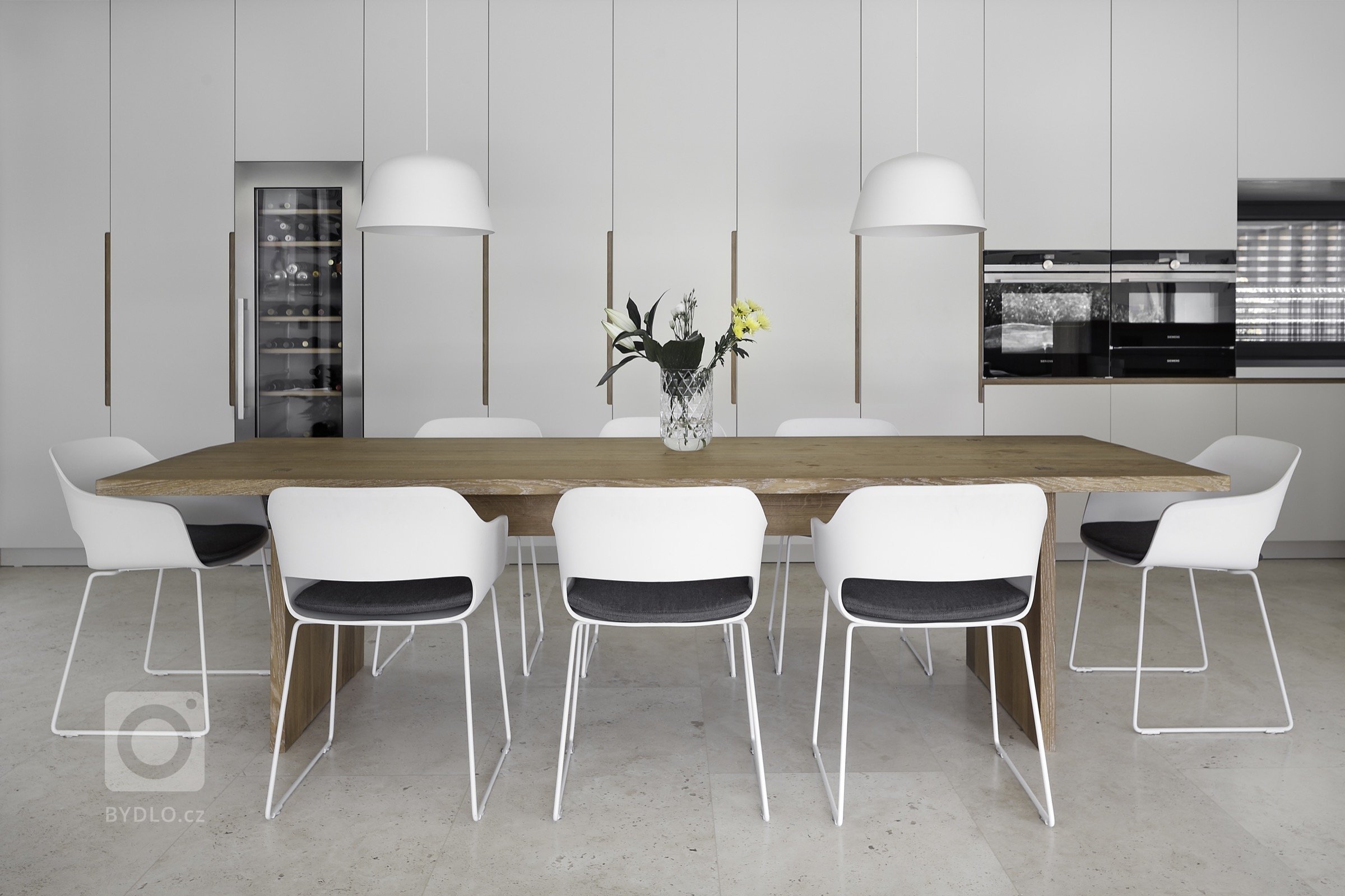 Rodinná vila v Petrovicích, se nachází v&nbsp;blízkosti vodní nádrže Hostivař, je zasazena do relativně malého rovinatého pozemku vilové čtvrti.

Velikost…