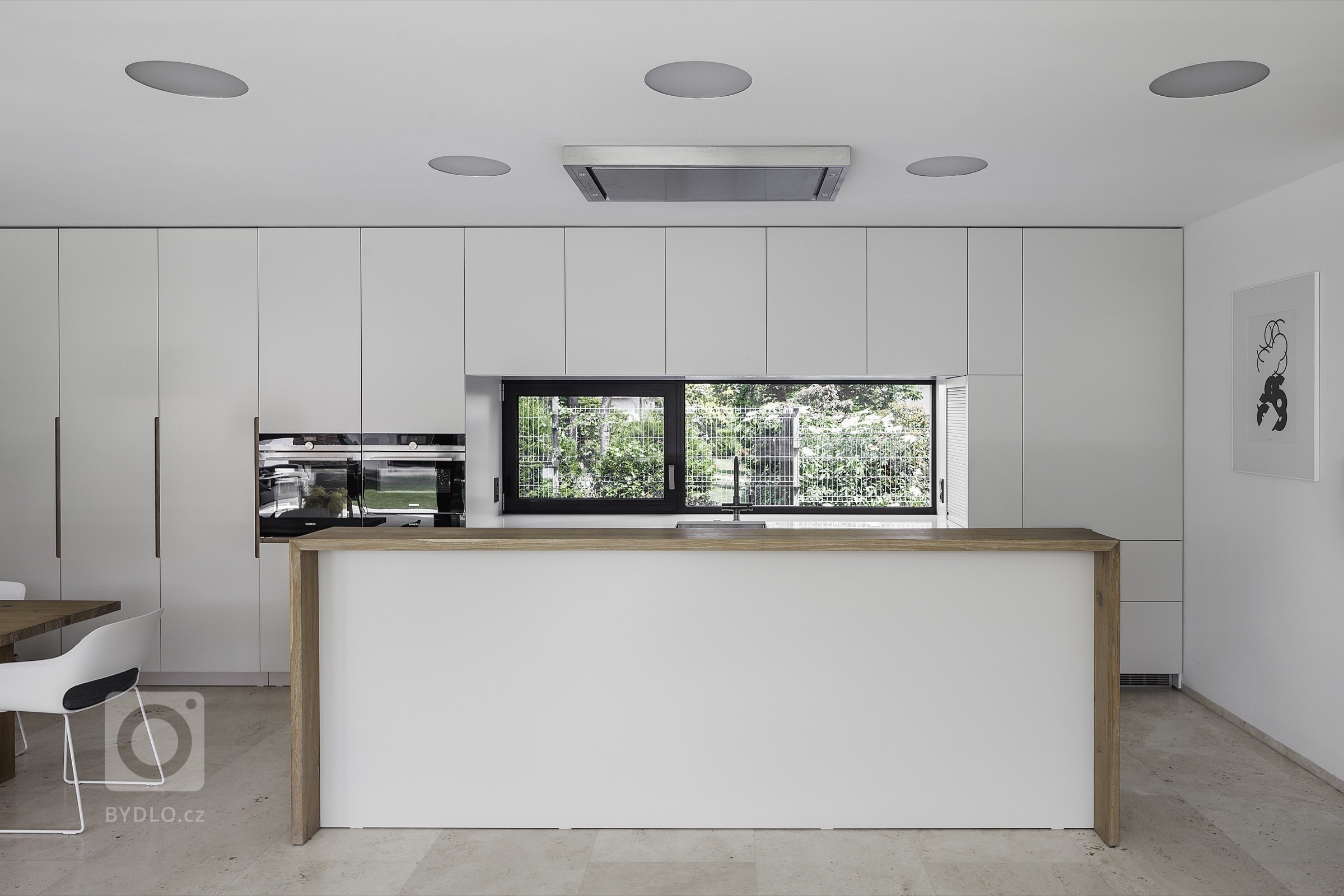 Rodinná vila v Petrovicích, se nachází v&nbsp;blízkosti vodní nádrže Hostivař, je zasazena do relativně malého rovinatého pozemku vilové čtvrti.

Velikost…