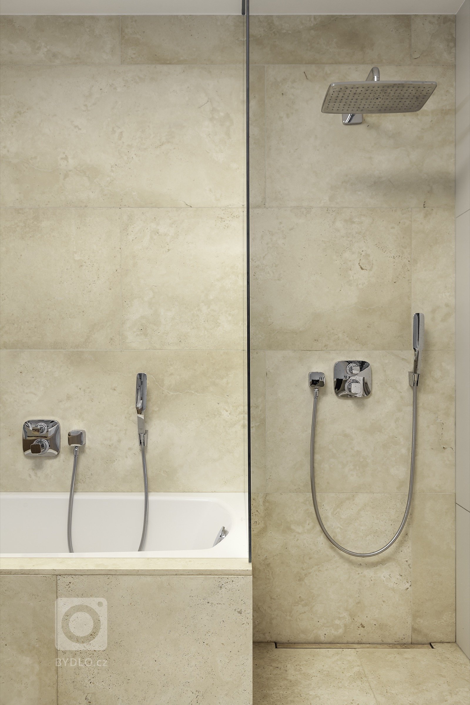 Rodinná vila v Petrovicích, se nachází v&nbsp;blízkosti vodní nádrže Hostivař, je zasazena do relativně malého rovinatého pozemku vilové čtvrti.

Velikost…