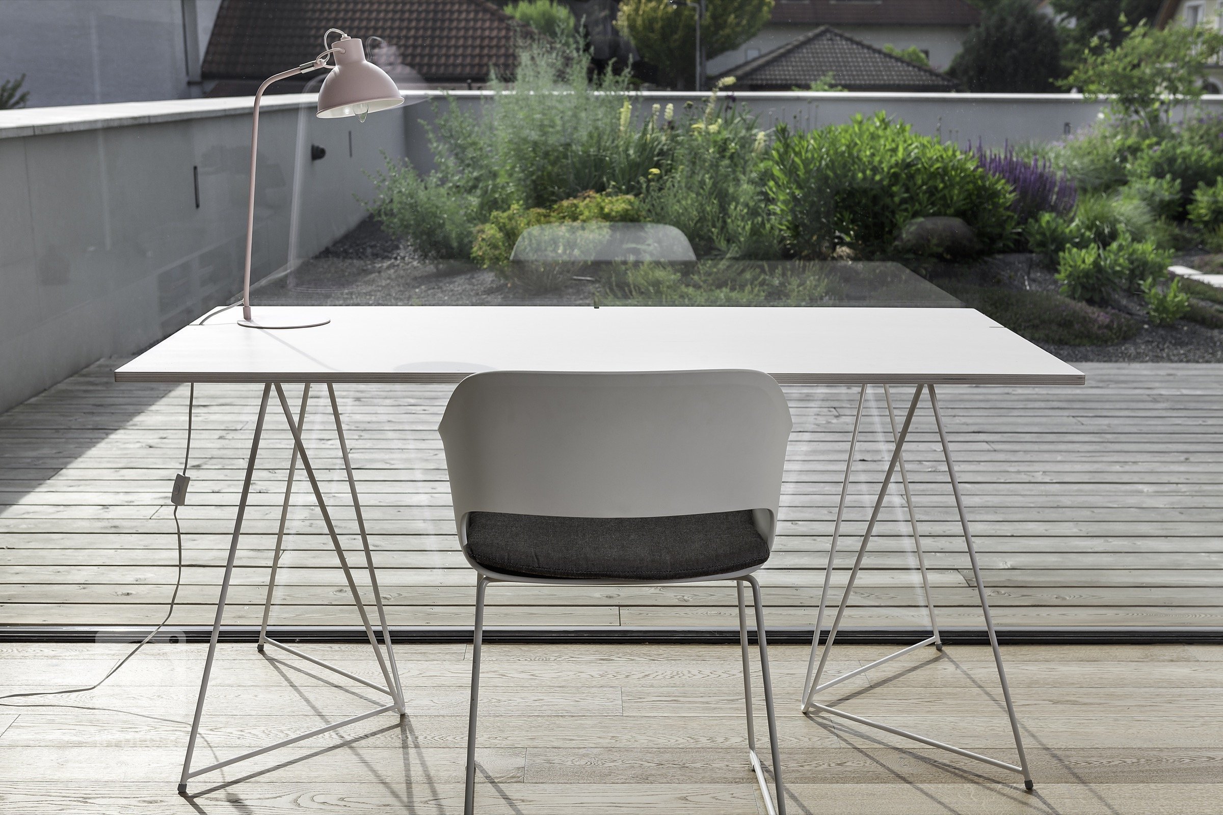 Rodinná vila v Petrovicích, se nachází v&nbsp;blízkosti vodní nádrže Hostivař, je zasazena do relativně malého rovinatého pozemku vilové čtvrti.

Velikost…