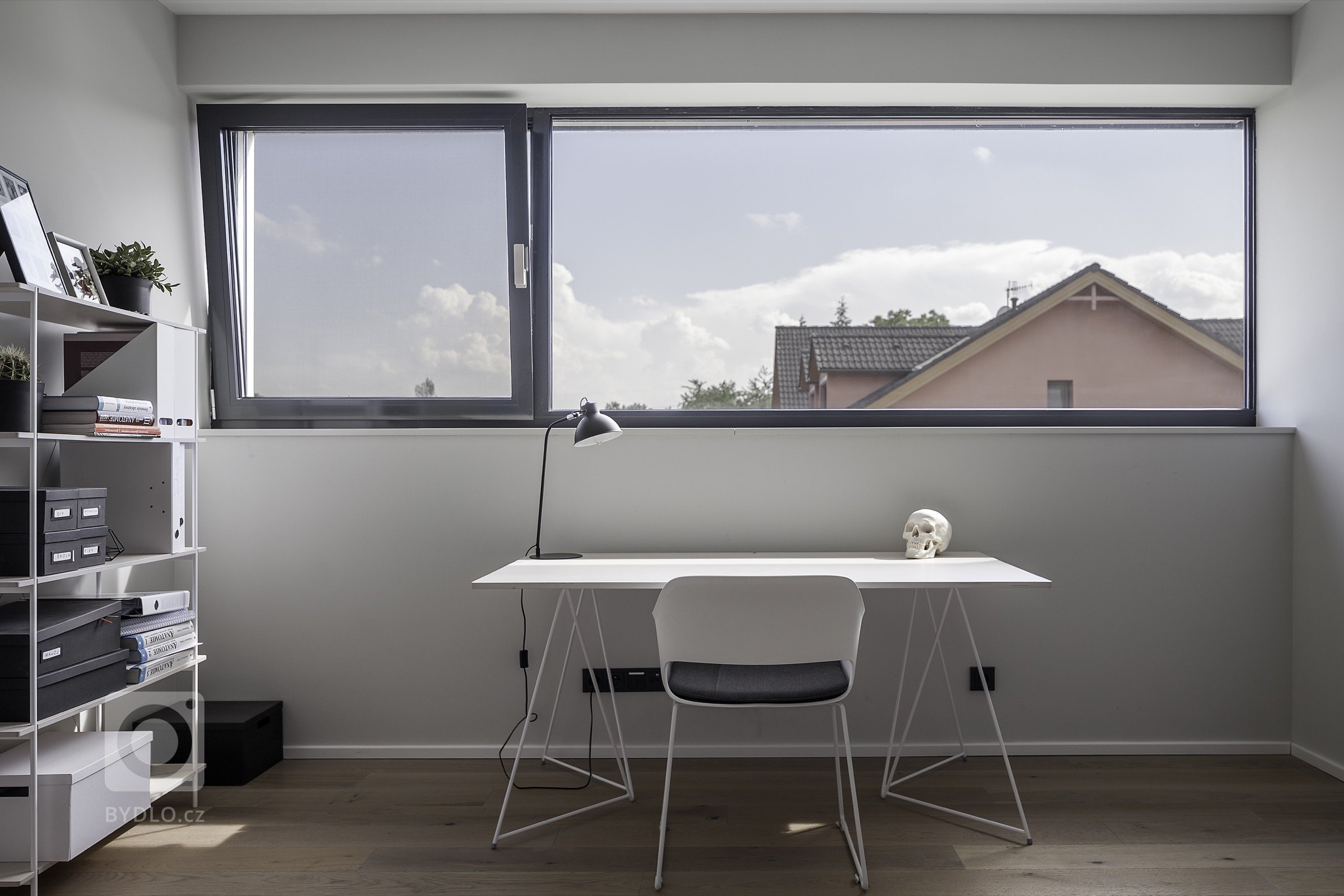 Rodinná vila v Petrovicích, se nachází v&nbsp;blízkosti vodní nádrže Hostivař, je zasazena do relativně malého rovinatého pozemku vilové čtvrti.

Velikost…