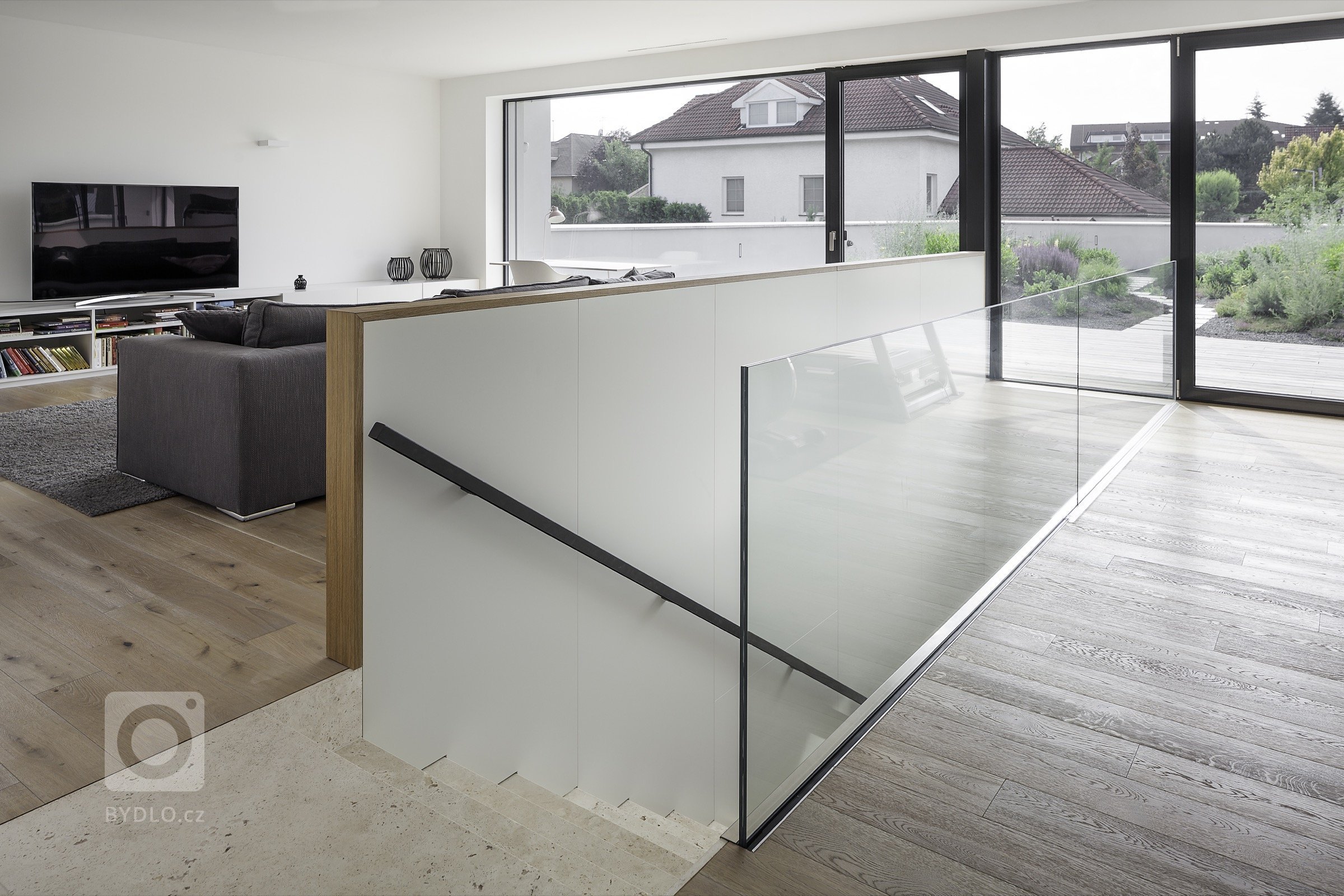 Rodinná vila v Petrovicích, se nachází v&nbsp;blízkosti vodní nádrže Hostivař, je zasazena do relativně malého rovinatého pozemku vilové čtvrti.

Velikost…