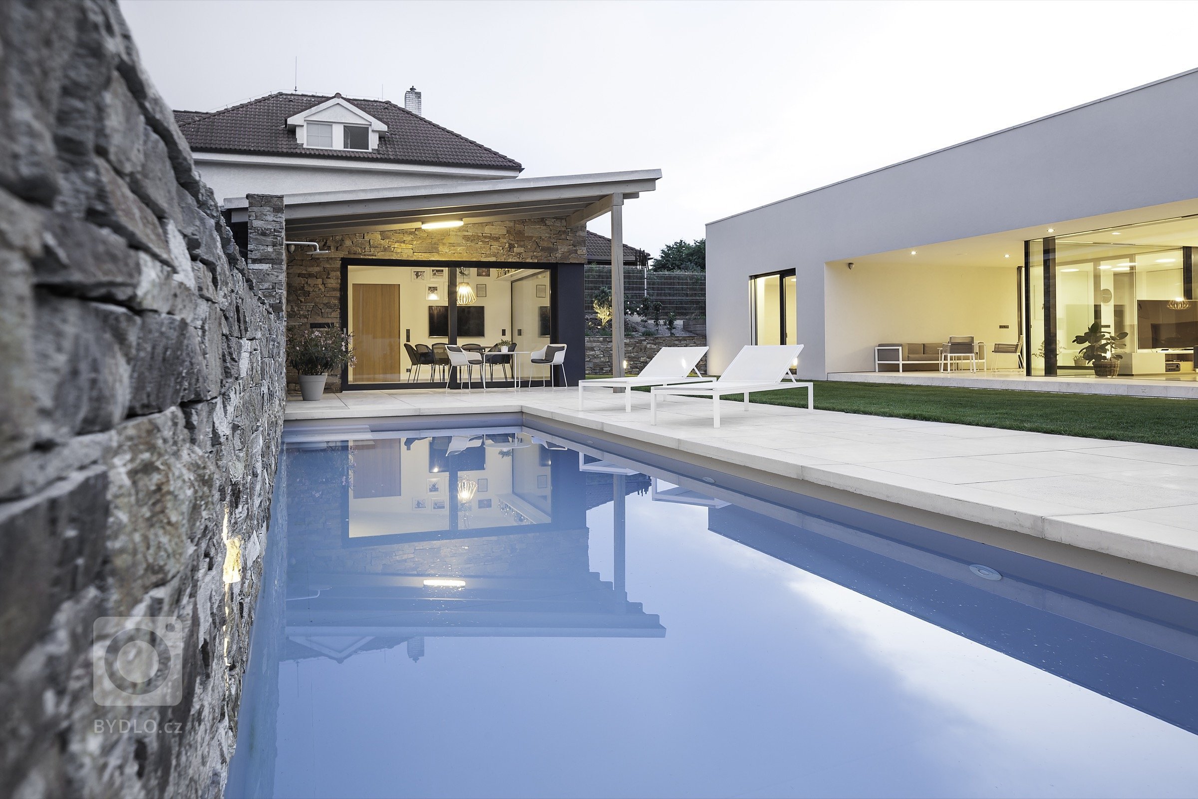 Rodinná vila v Petrovicích, se nachází v&nbsp;blízkosti vodní nádrže Hostivař, je zasazena do relativně malého rovinatého pozemku vilové čtvrti.

Velikost…