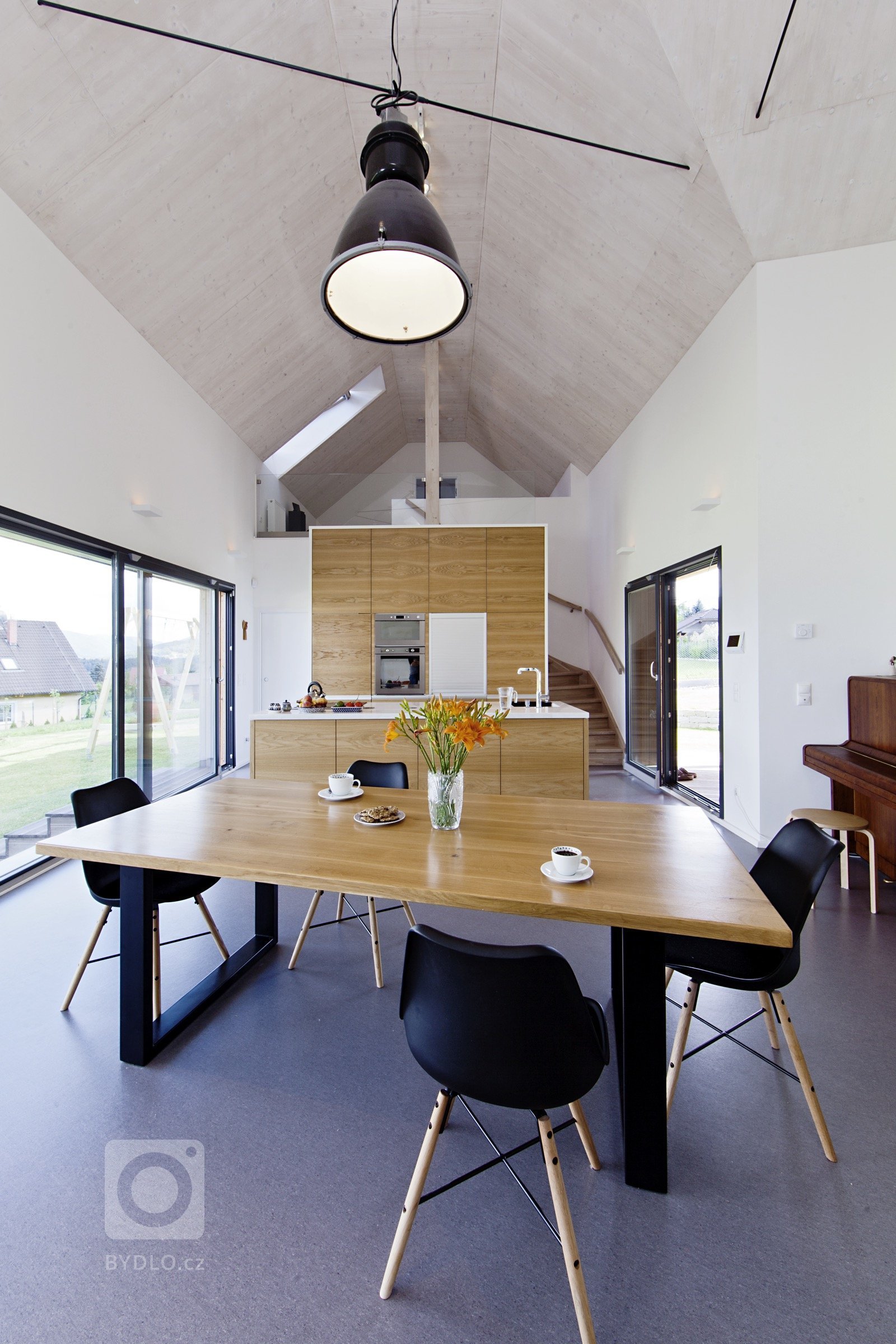 Rodinný dům v malé obci Pstruží na Moravě se svým půdorysným řešením vymyká běžným stavením vesnického typu se sedlovou střechou. Jeho uzpůsobení totiž vyplývá…