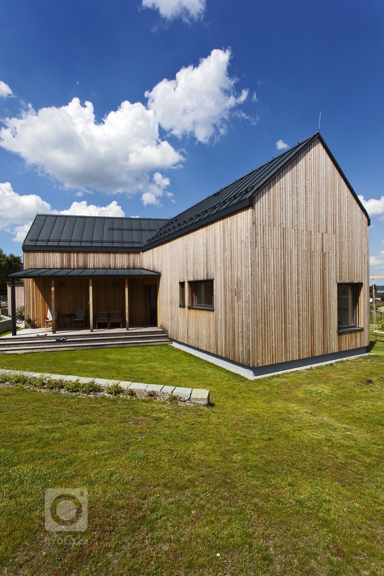Rodinný dům v malé obci Pstruží na Moravě se svým půdorysným řešením vymyká běžným stavením vesnického typu se sedlovou střechou. Jeho uzpůsobení totiž vyplývá…