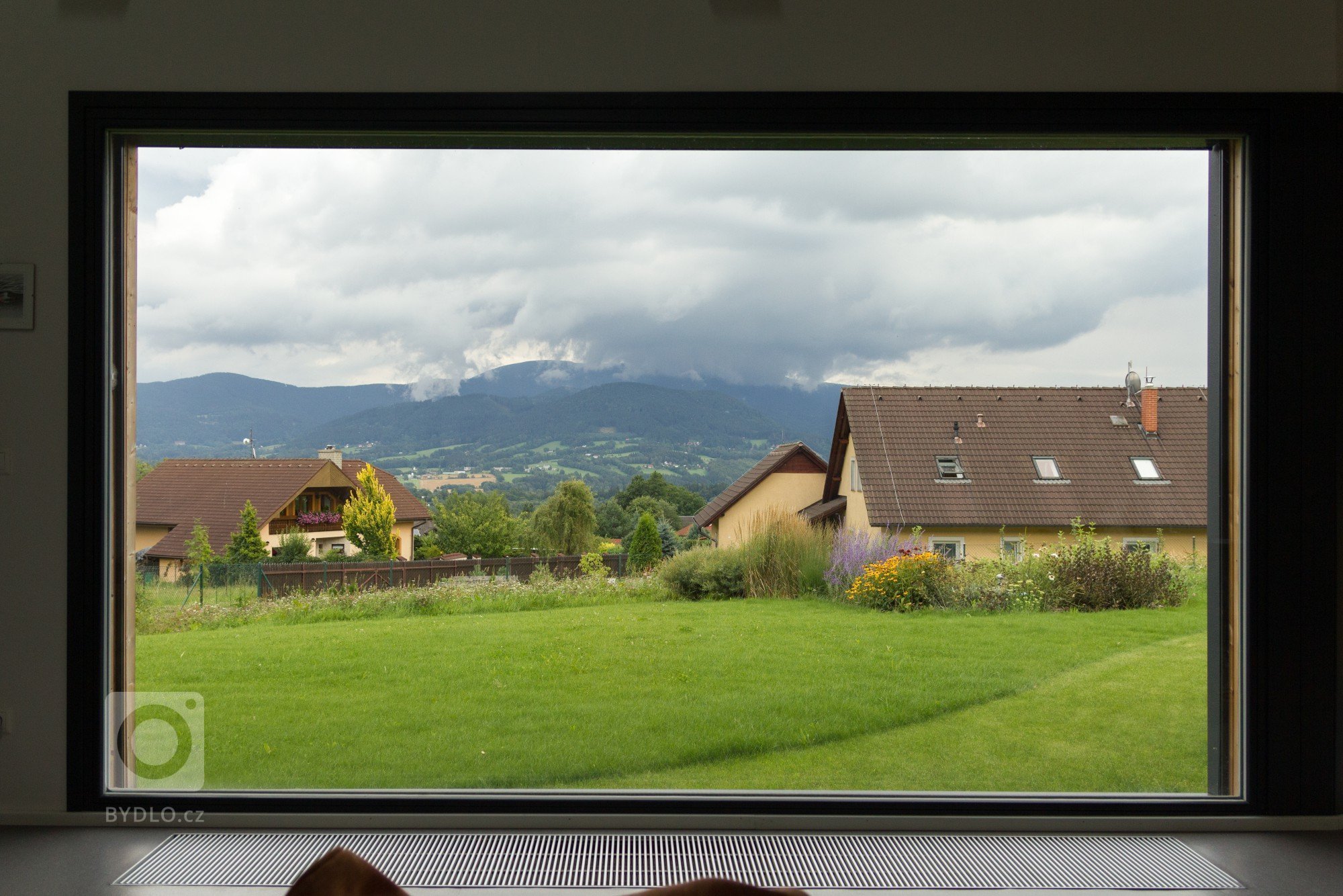 Rodinný dům v malé obci Pstruží na Moravě se svým půdorysným řešením vymyká běžným stavením vesnického typu se sedlovou střechou. Jeho uzpůsobení totiž vyplývá…