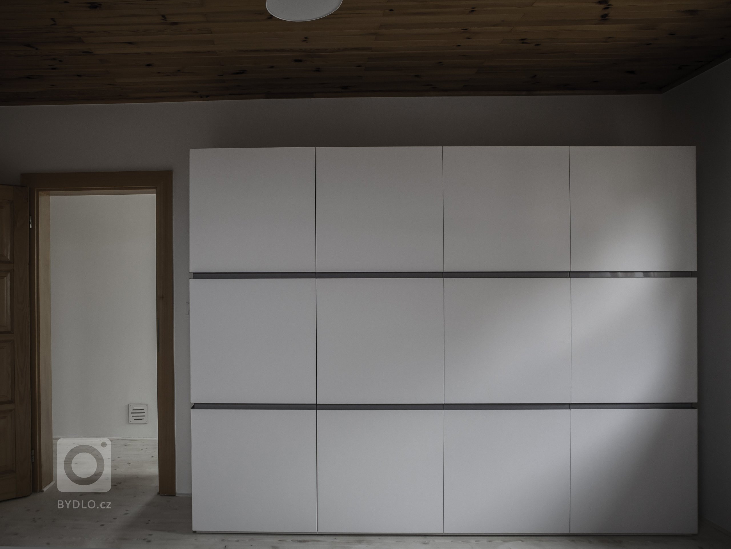 Vše začalo požadavkem na nábytek do koupelny. Nakonec LE BON navrhl a realizoval kompletní interiér. Protože v tomto domě byla už řada prvků, jako podlahy,…