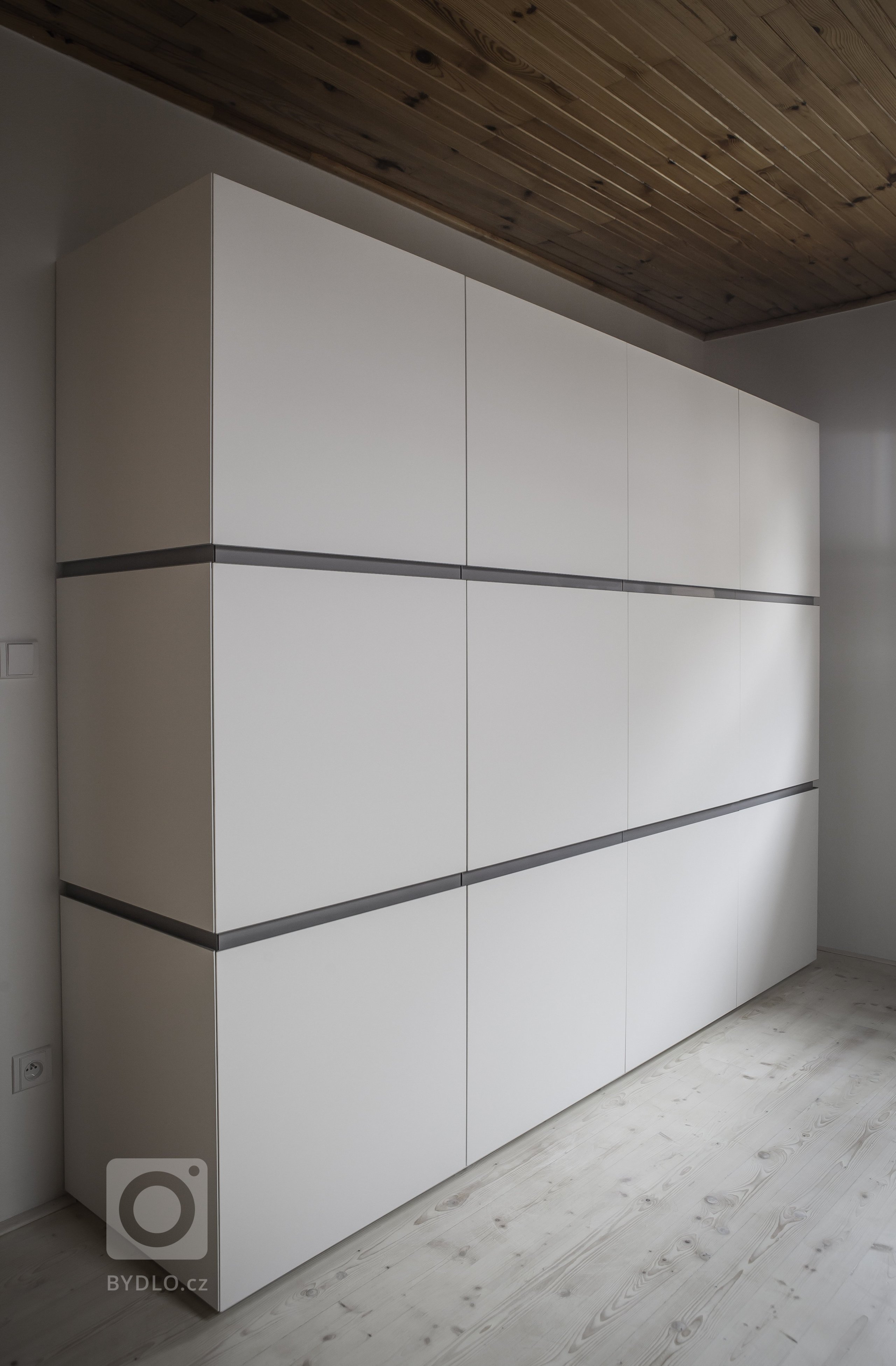 Vše začalo požadavkem na nábytek do koupelny. Nakonec LE BON navrhl a realizoval kompletní interiér. Protože v tomto domě byla už řada prvků, jako podlahy,…