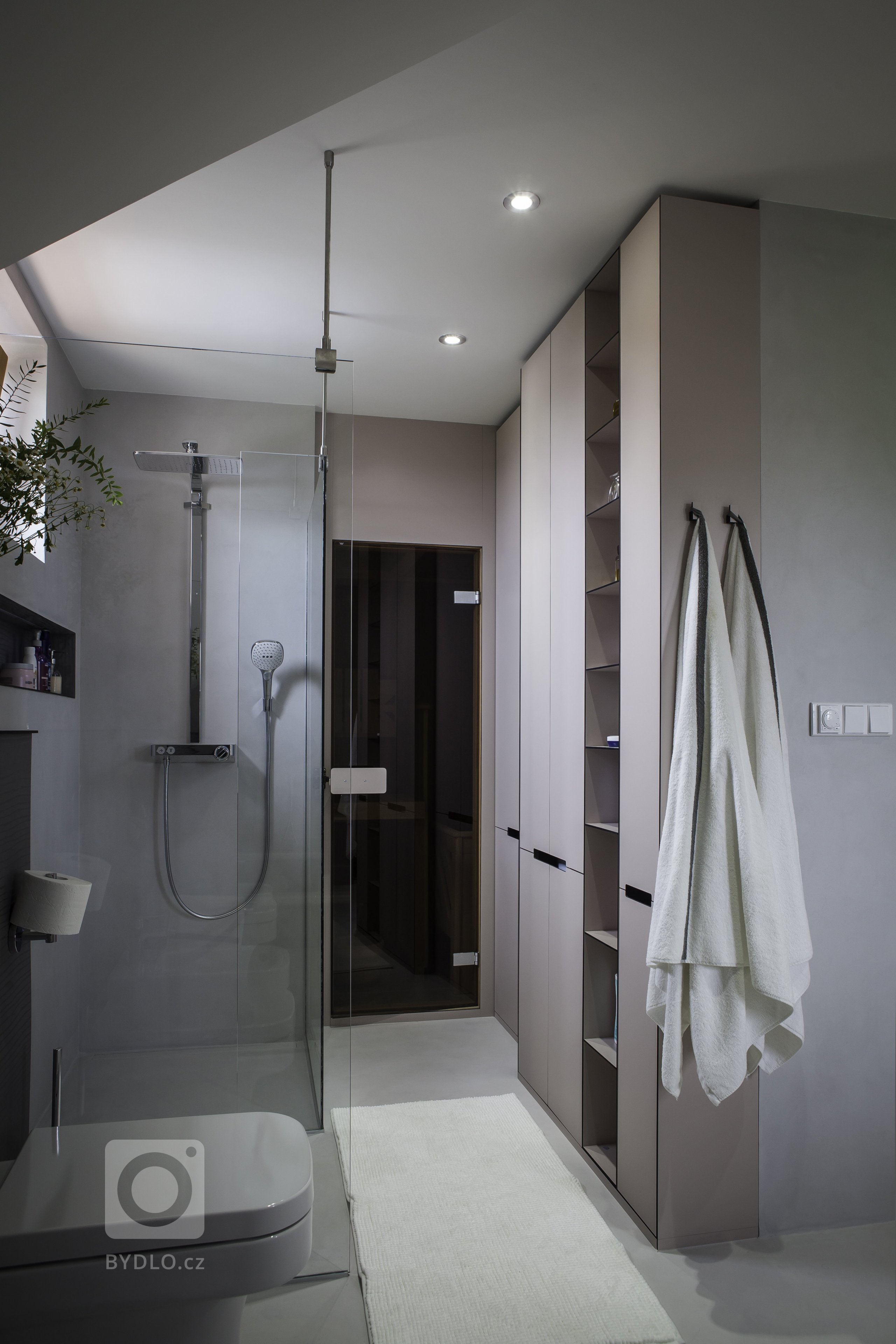 Vše začalo požadavkem na nábytek do koupelny. Nakonec LE BON navrhl a realizoval kompletní interiér. Protože v tomto domě byla už řada prvků, jako podlahy,…