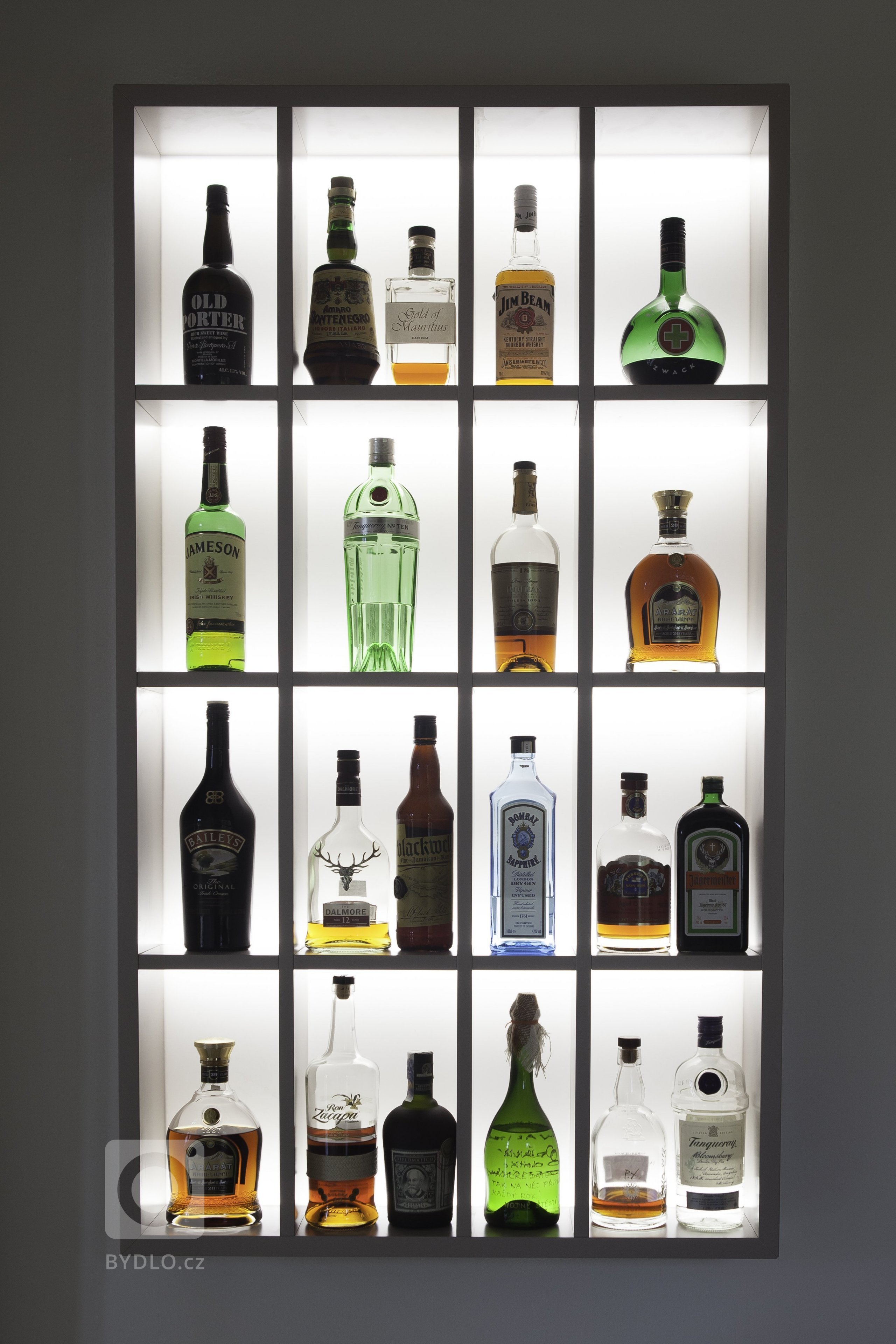 Vše začalo požadavkem na nábytek do koupelny. Nakonec LE BON navrhl a realizoval kompletní interiér. Protože v tomto domě byla už řada prvků, jako podlahy,…