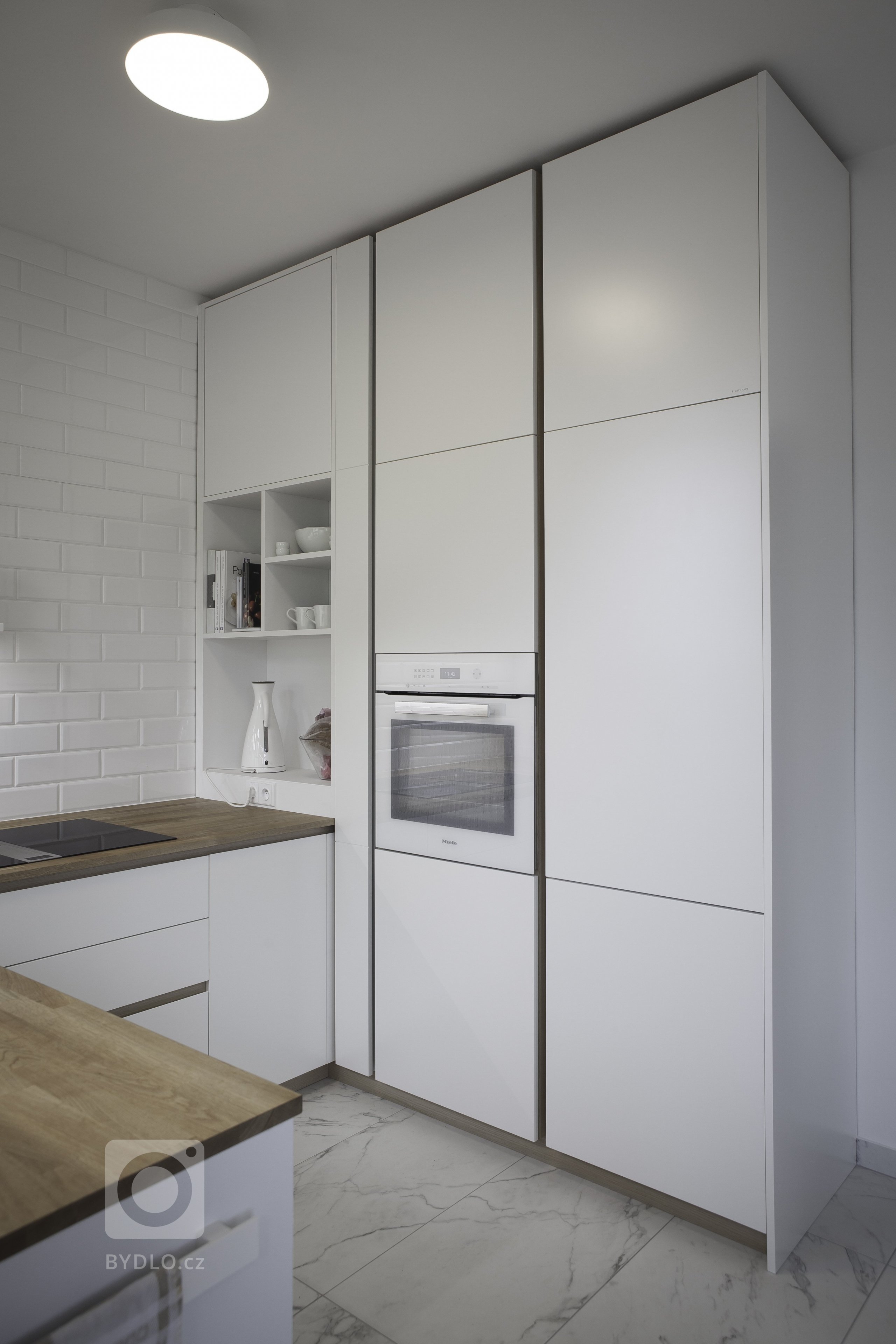 Vše začalo požadavkem na nábytek do koupelny. Nakonec LE BON navrhl a realizoval kompletní interiér. Protože v tomto domě byla už řada prvků, jako podlahy,…