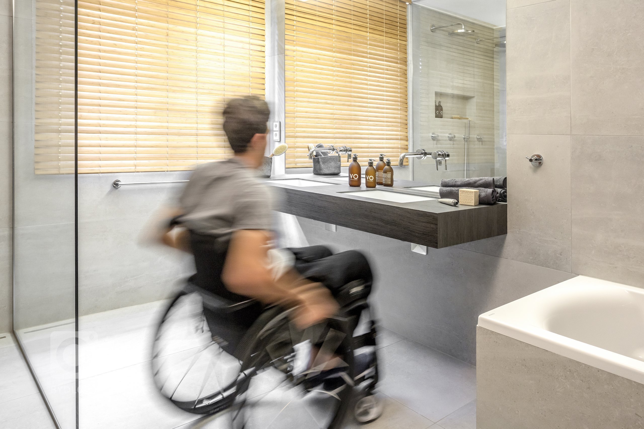 Kompletní rekonstrukce koupelny čtvercového půdorysu byla v&nbsp;tomto případě specifická protože měla splnit požadavky na bezbariérovost a&nbsp;zároveň…