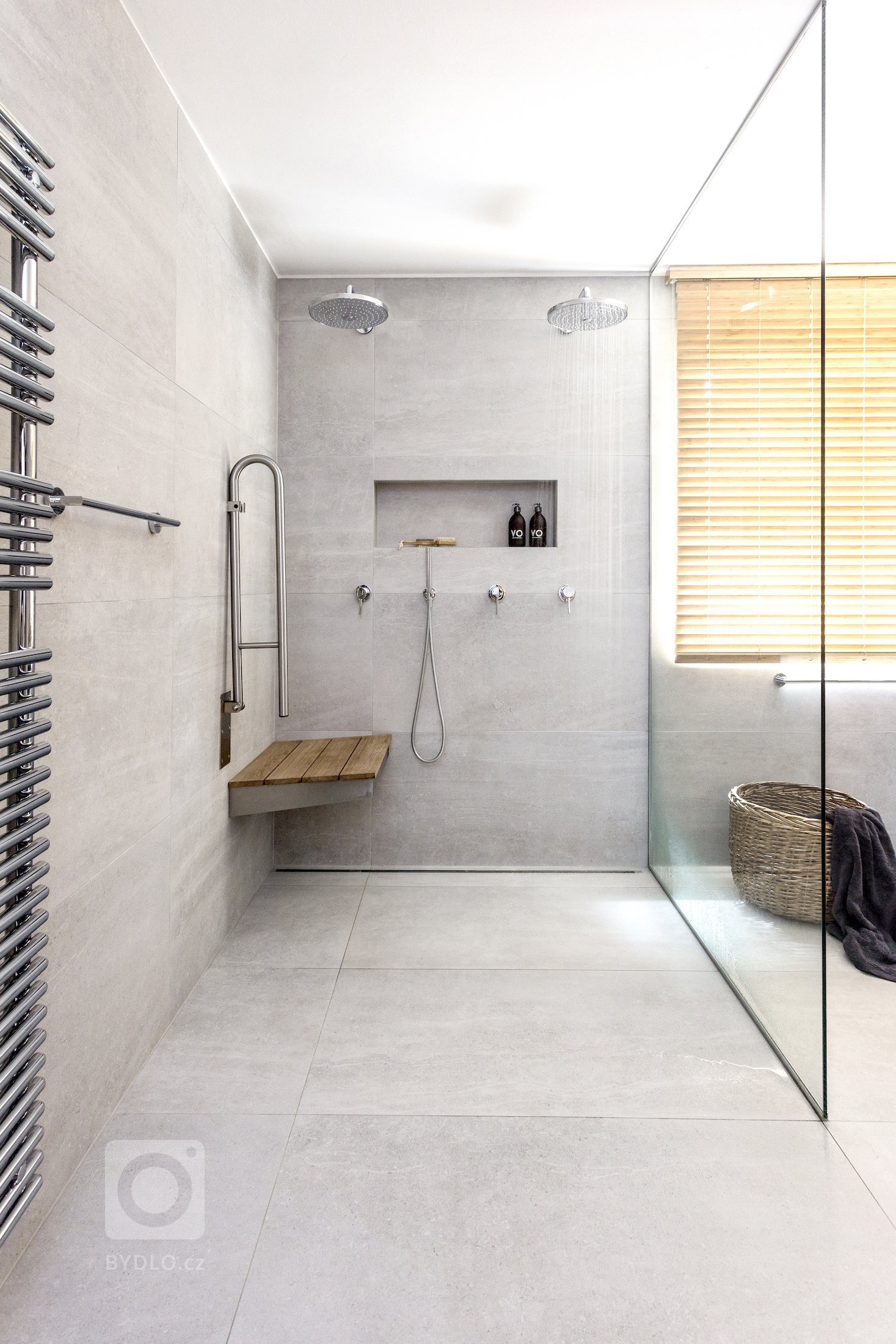 Kompletní rekonstrukce koupelny čtvercového půdorysu byla v&nbsp;tomto případě specifická protože měla splnit požadavky na bezbariérovost a&nbsp;zároveň…