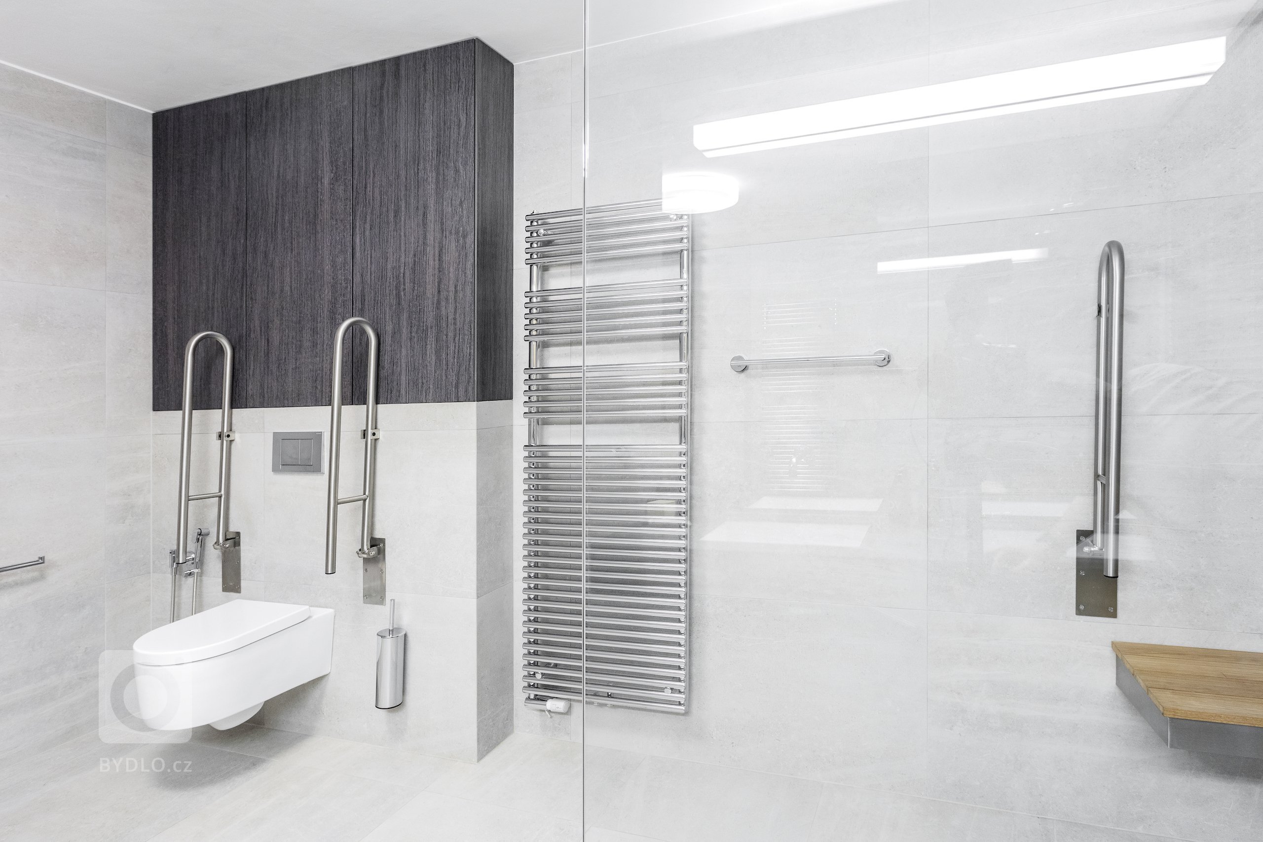 Kompletní rekonstrukce koupelny čtvercového půdorysu byla v&nbsp;tomto případě specifická protože měla splnit požadavky na bezbariérovost a&nbsp;zároveň…