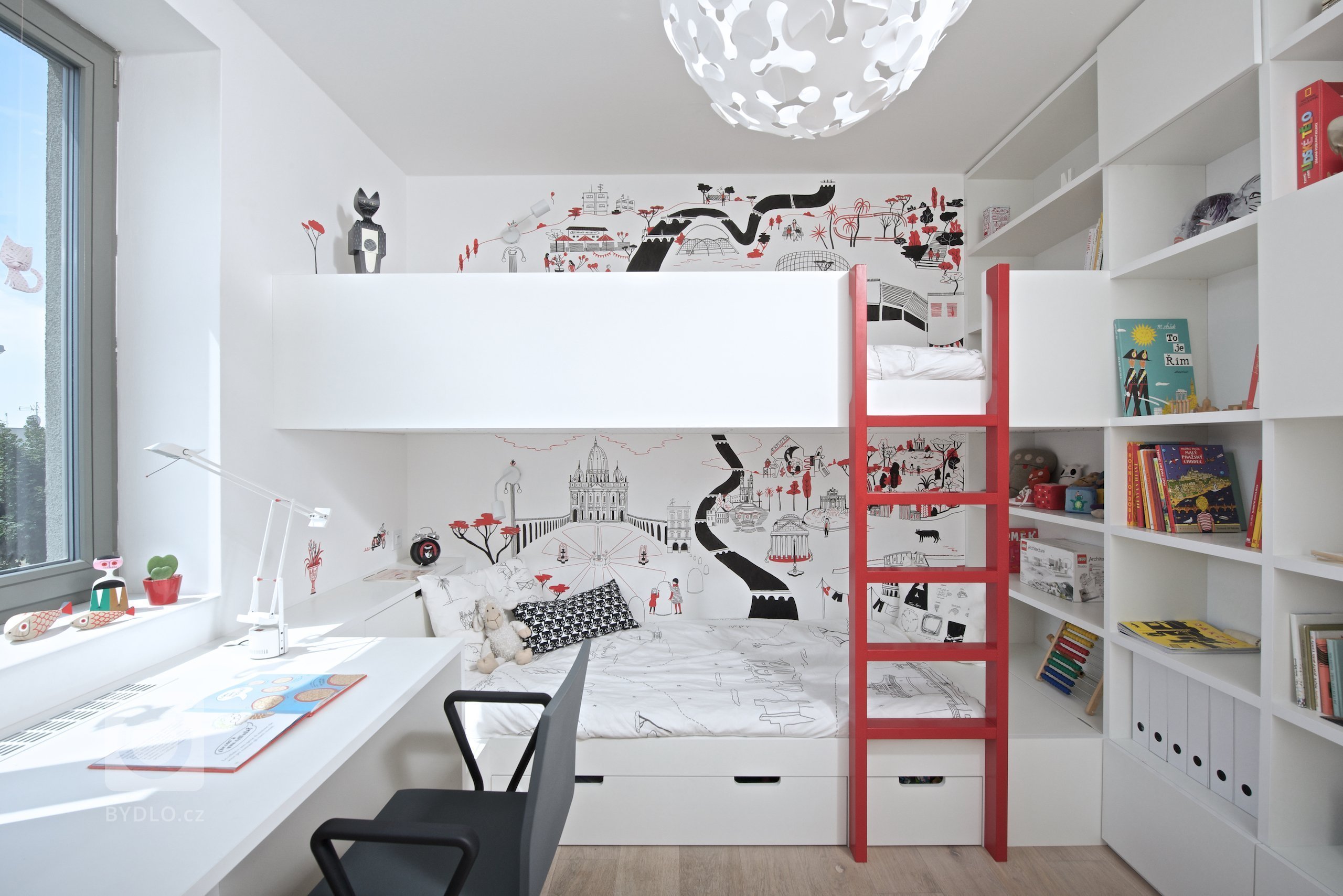 Dětský pokoj dvou dívek byl řešen kompletně na míru na základě požadavků na úložný prostor, prostor pro hraní a&nbsp;učení. Pro realizaci bylo využito…