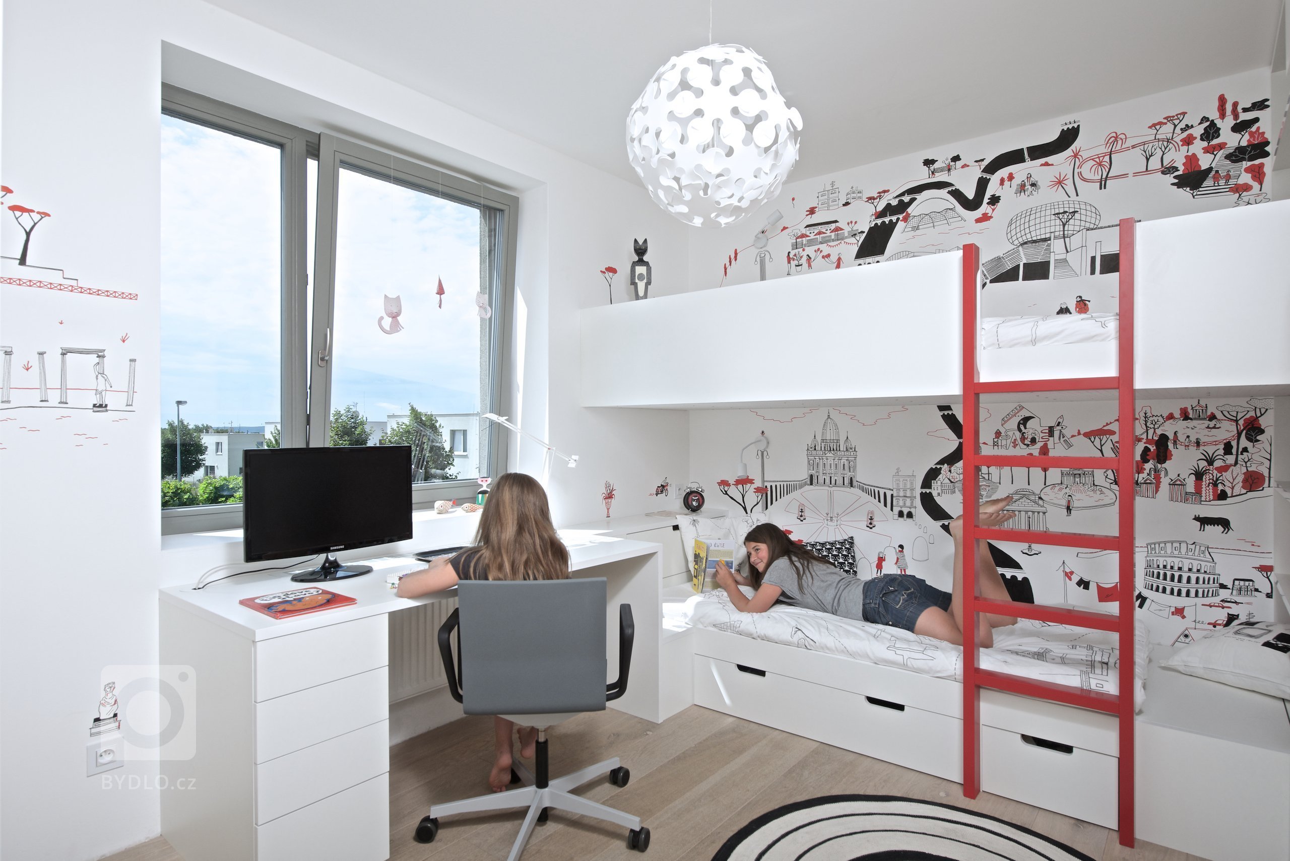 Dětský pokoj dvou dívek byl řešen kompletně na míru na základě požadavků na úložný prostor, prostor pro hraní a&nbsp;učení. Pro realizaci bylo využito…