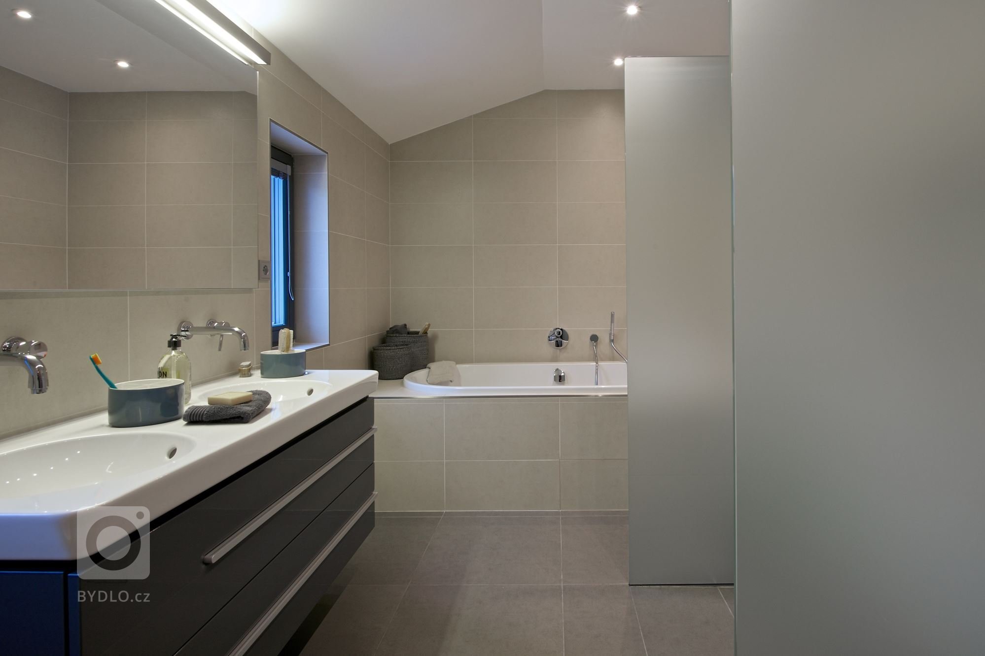 Rekonstrukce a přístavba rodinného domu na Barrandově. Čistě náhodou k domu náležela dřevěná kůlna, která souhrou šťastných náhod byla zapsána v katastru…