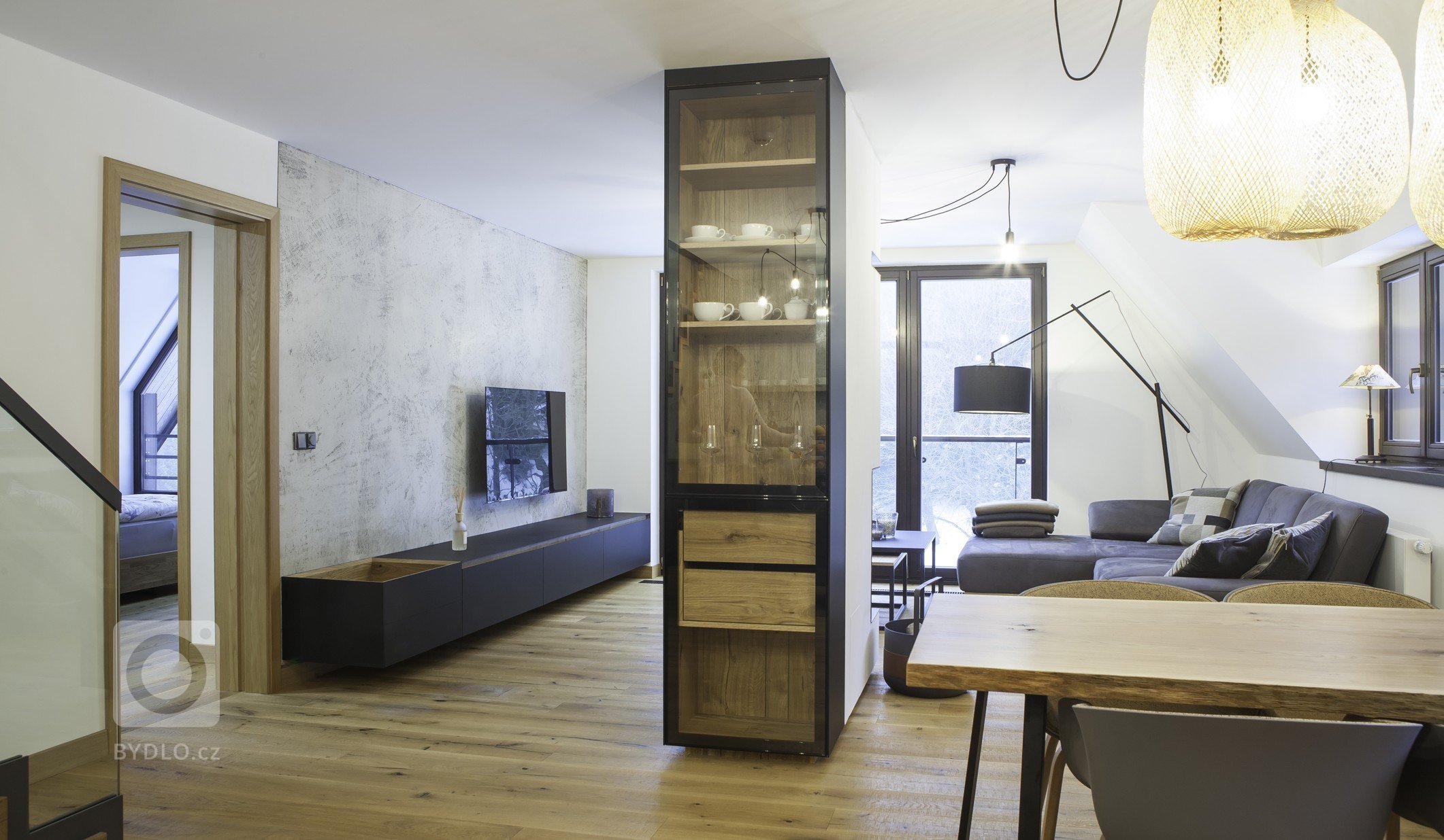 Ložnice rodičů a koupelna tvoří velkorysý prostor s minimem nábytku. Koupelna je od ložnice oddělená skleněnou stěnou.

V kuchyni matná šedá a černá příjemně…