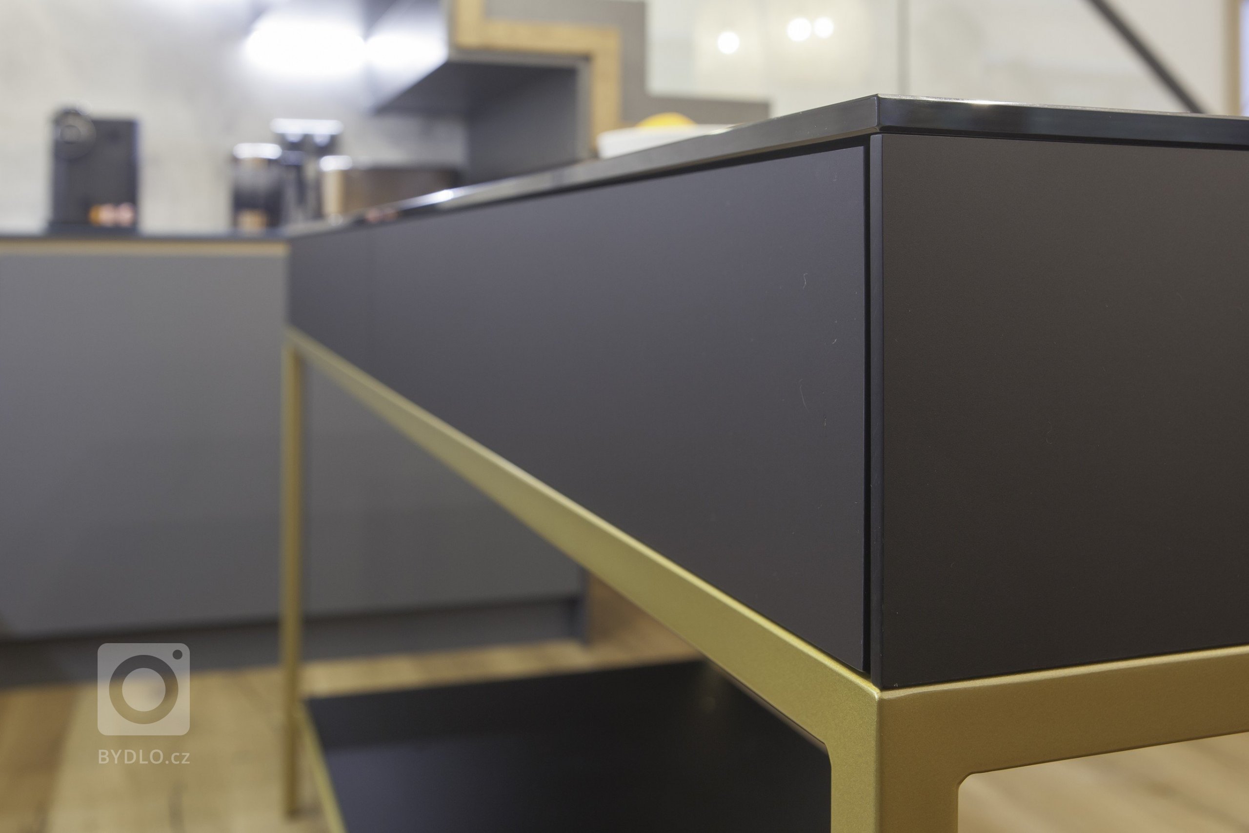 Ložnice rodičů a koupelna tvoří velkorysý prostor s minimem nábytku. Koupelna je od ložnice oddělená skleněnou stěnou.

V kuchyni matná šedá a černá příjemně…